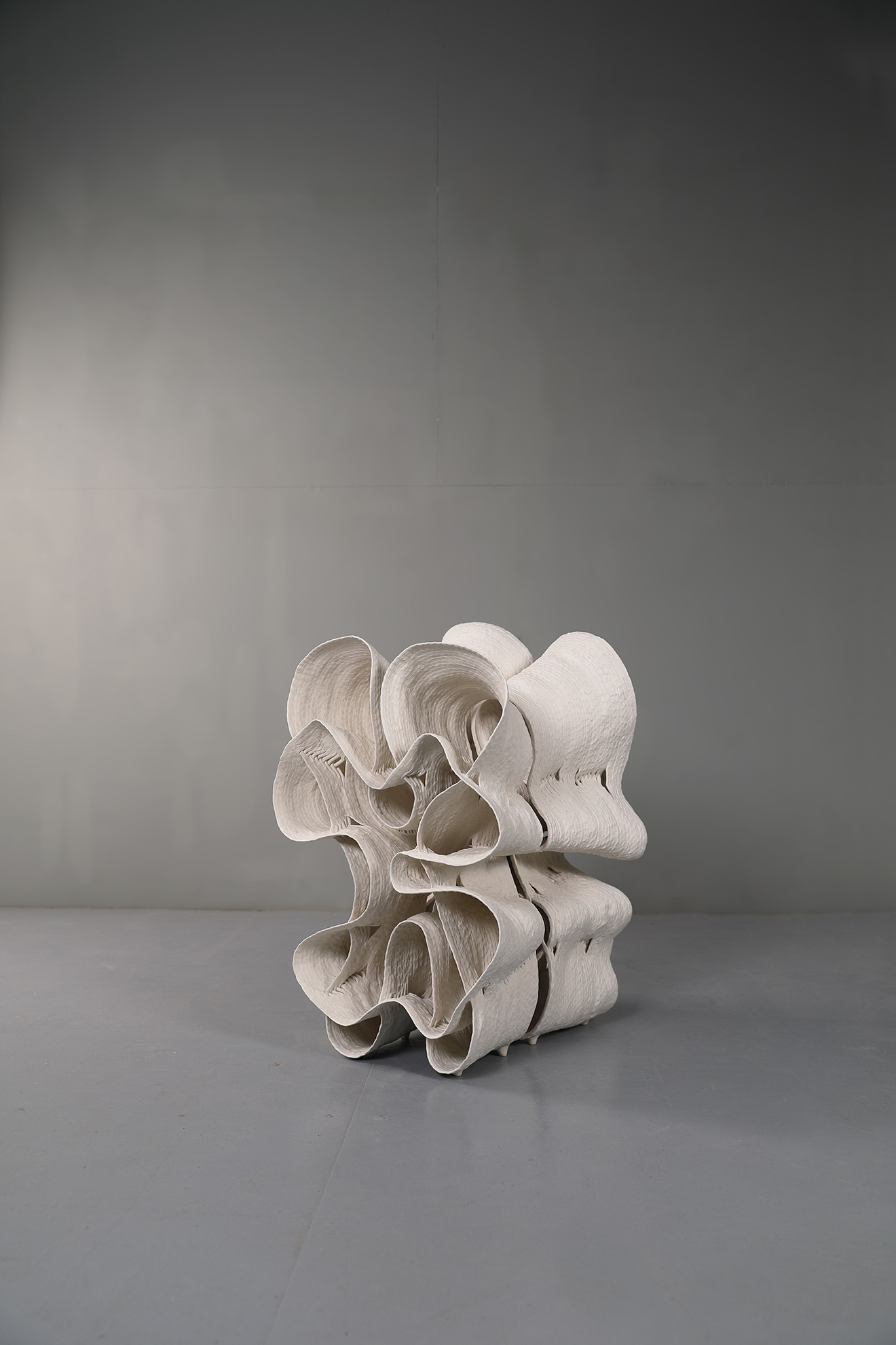 徐永旭,《2025-13》,瓷土,71×46×48cm,2025。(弎畫廊提供)