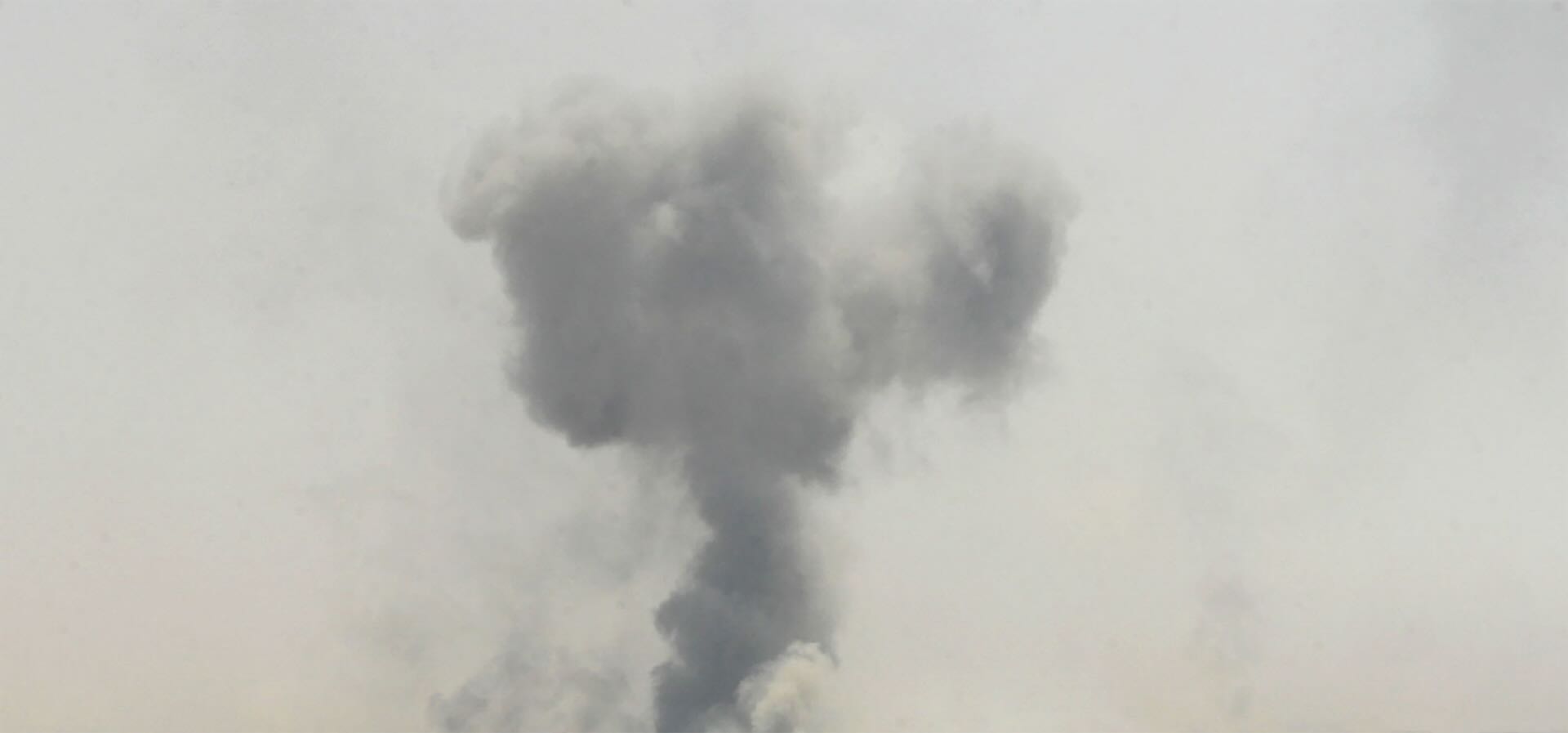 法醫建築的《雲的研究》將雲從浪漫的自然意象轉化為國家的煙霧彈或空氣污染，質問我們習以為常的自然景觀，其背後是否隱藏著政治與社會的潛台詞。圖為《雲的研究》劇照。北美館提供