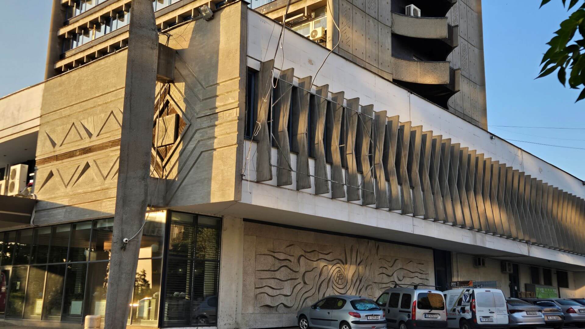 多瑙河畔某處國營大飯店的建築細節，依舊保留社會主義時期的建築原貌。（攝影／高森信男）
