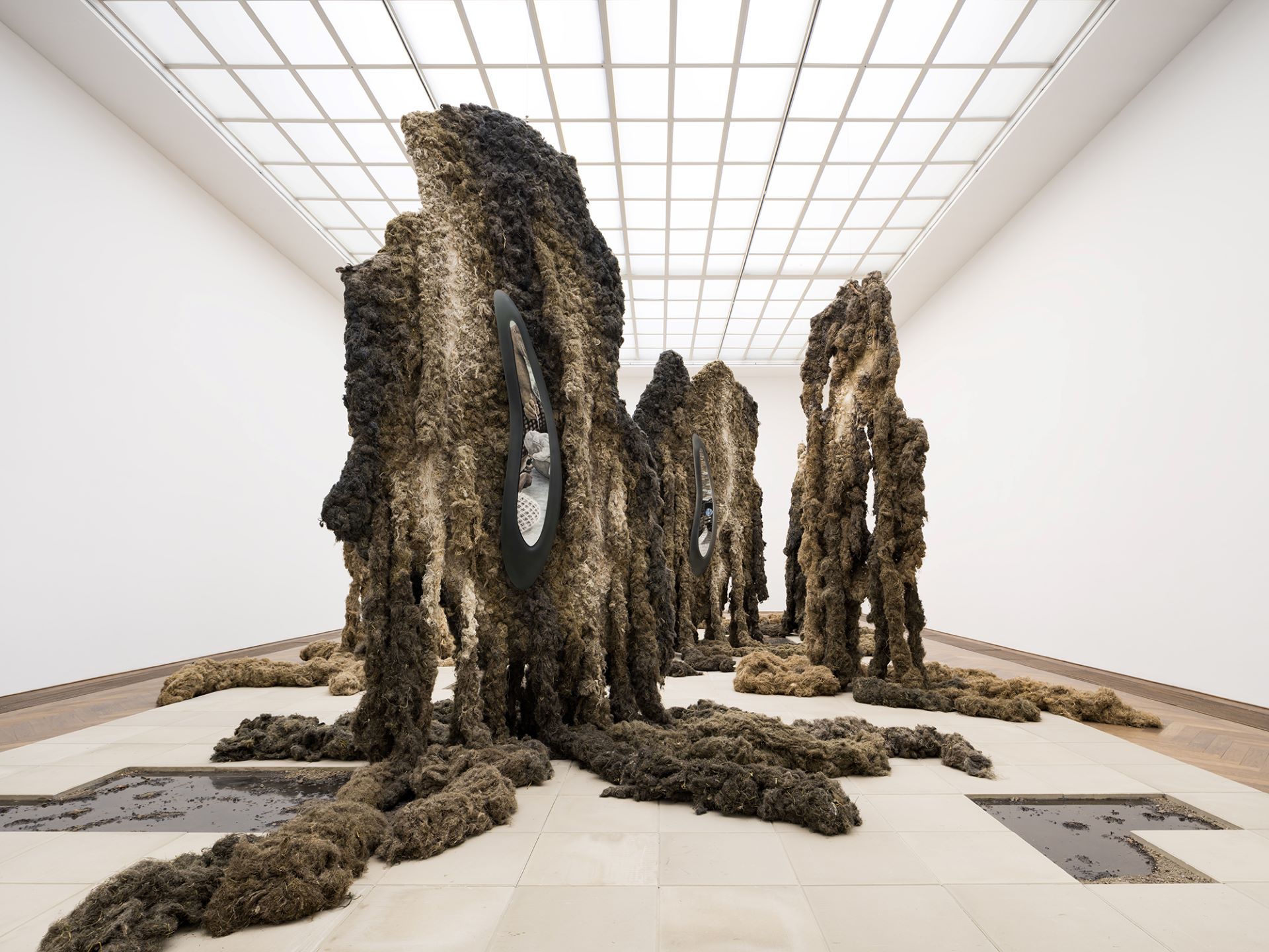 Klára Hosnedlová獲新當代藝術博物館委託位新館的中庭樓梯量身打造裝置作品。圖為Klára Hosnedlová創作風格示意。 Untitled (from the series GROWTH), 2023, Cotton th…