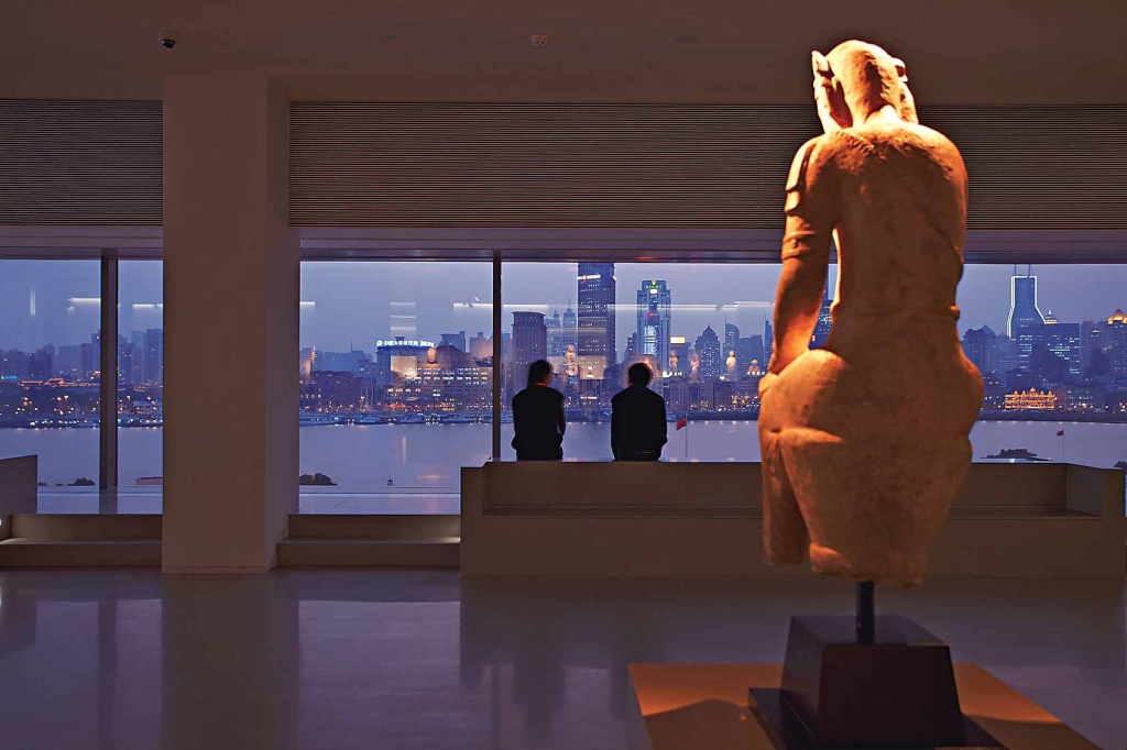 從震旦博物館的展窗向外看，上海外灘美景盡落眼簾。