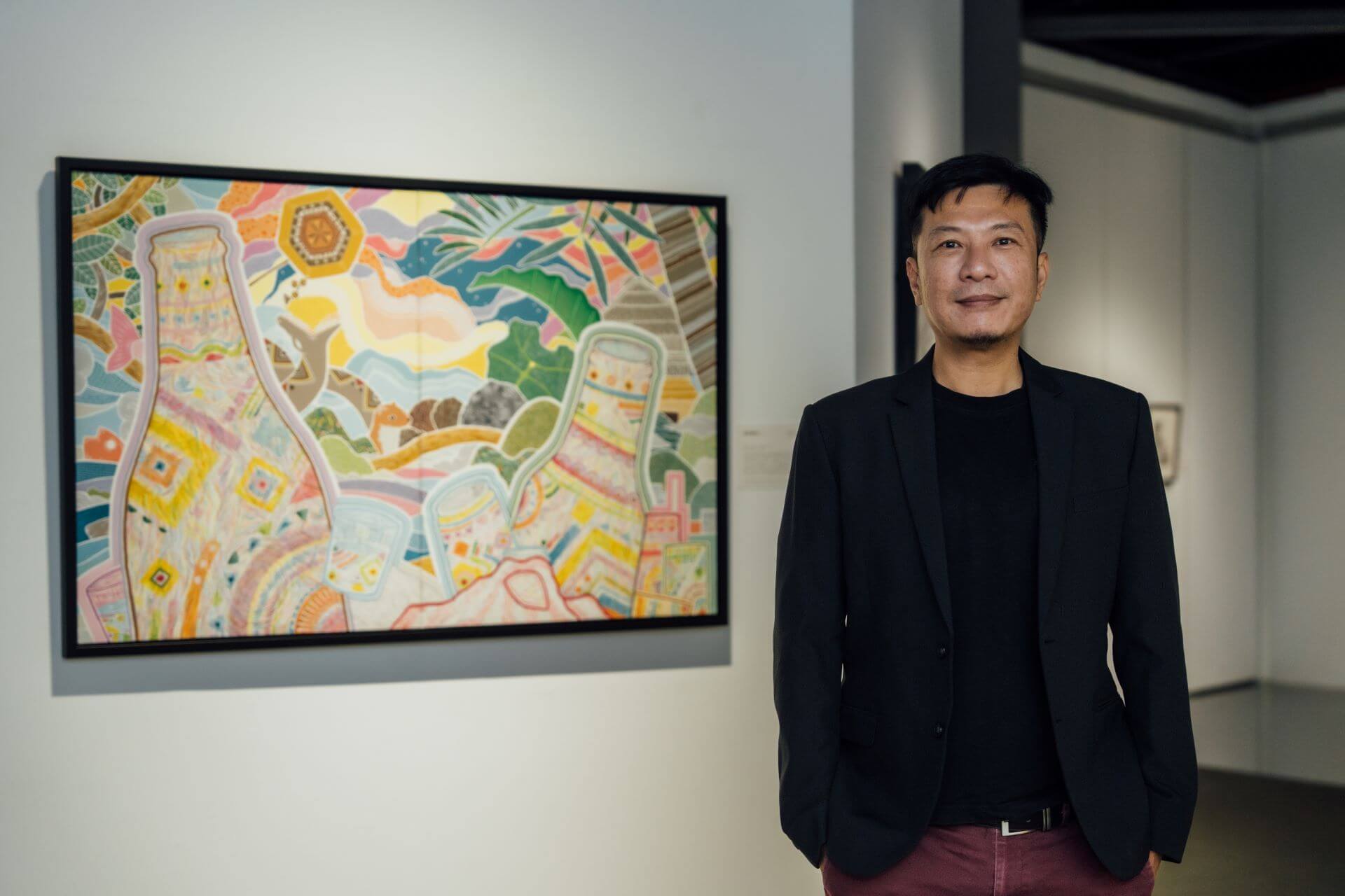 藝術家楊慕仁與展覽新作《venavati na trau 説故事的人》。（島人國際創意整合有限公司提供）