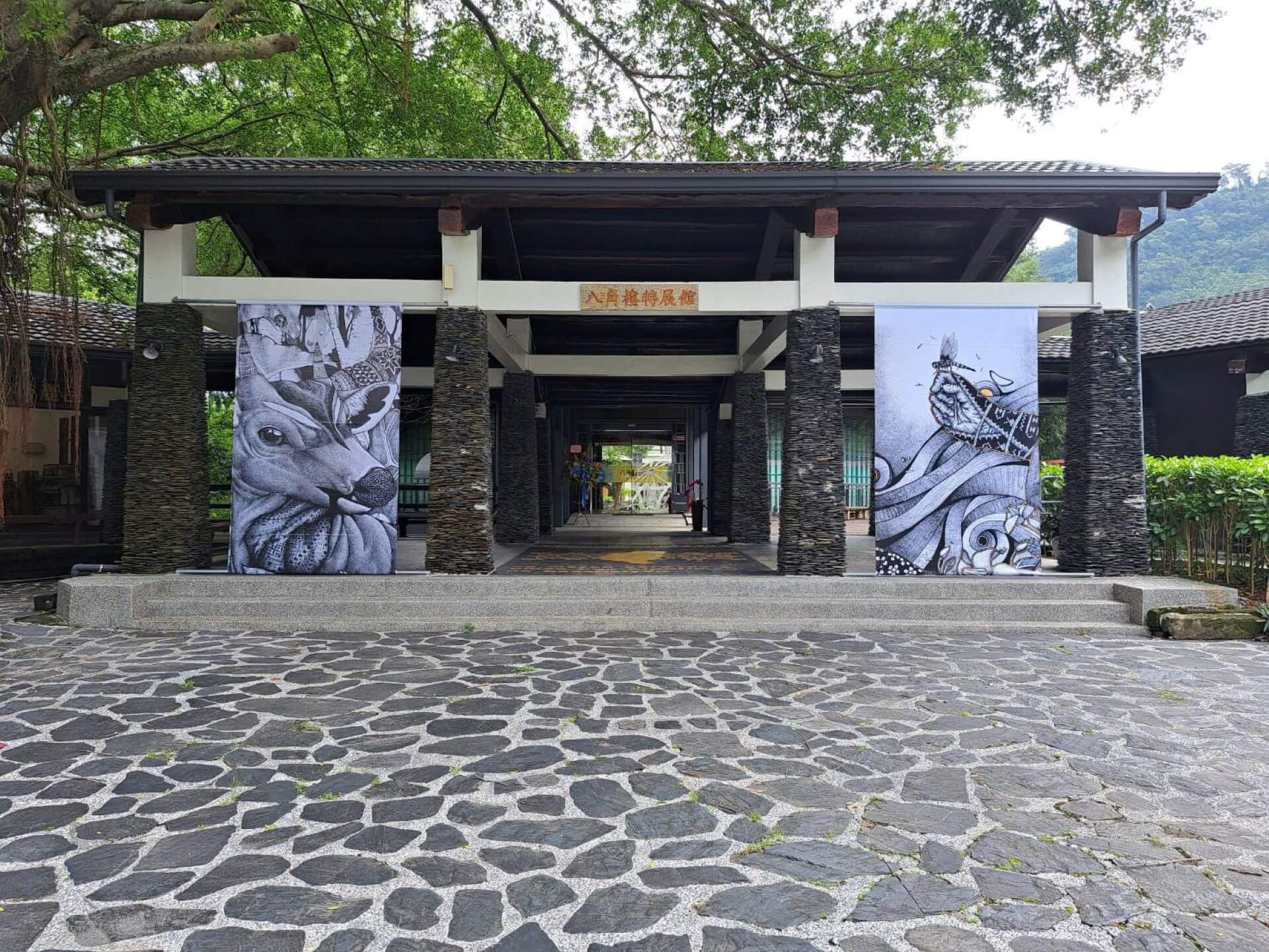 八角樓特展館建築外觀，楊慕仁作品《marenem 舊世錄神話傳說誌–巡山者》（左）、《melralremes 03 巫 · 逝 03》（右）。（島人國際創意整合有限公司提供）
