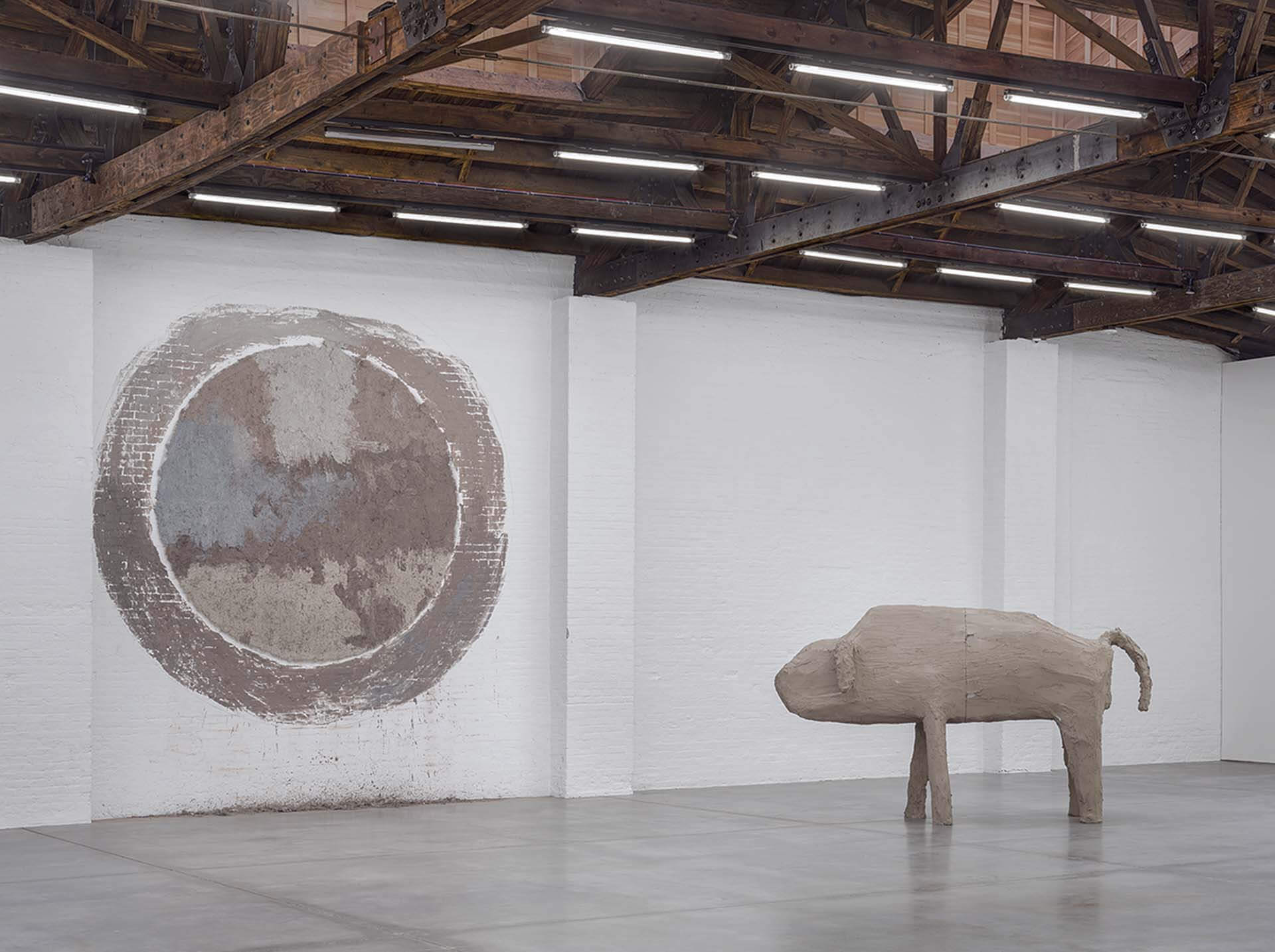 杜安．林克萊特（Duane Linklater）的裝置作品《12 + 2》，於紐約切爾西展館（Dia Chelsea）展出一景。2025–26年。（攝影／Bill Jacobson Studio，紐約，© 杜安．林克萊特）