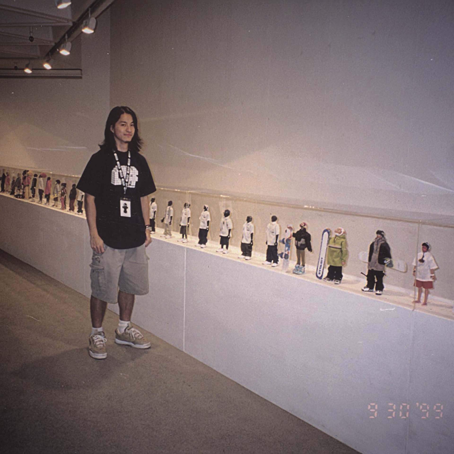 1999年，劉建文融合對藝術、玩具與公仔的熱情，推出「花園人」系列，將特種部隊公仔與街頭文化並置呈現，於香港藝術中心個展中展出。圖為劉建文當時展覽照片。（©Michael Lau）