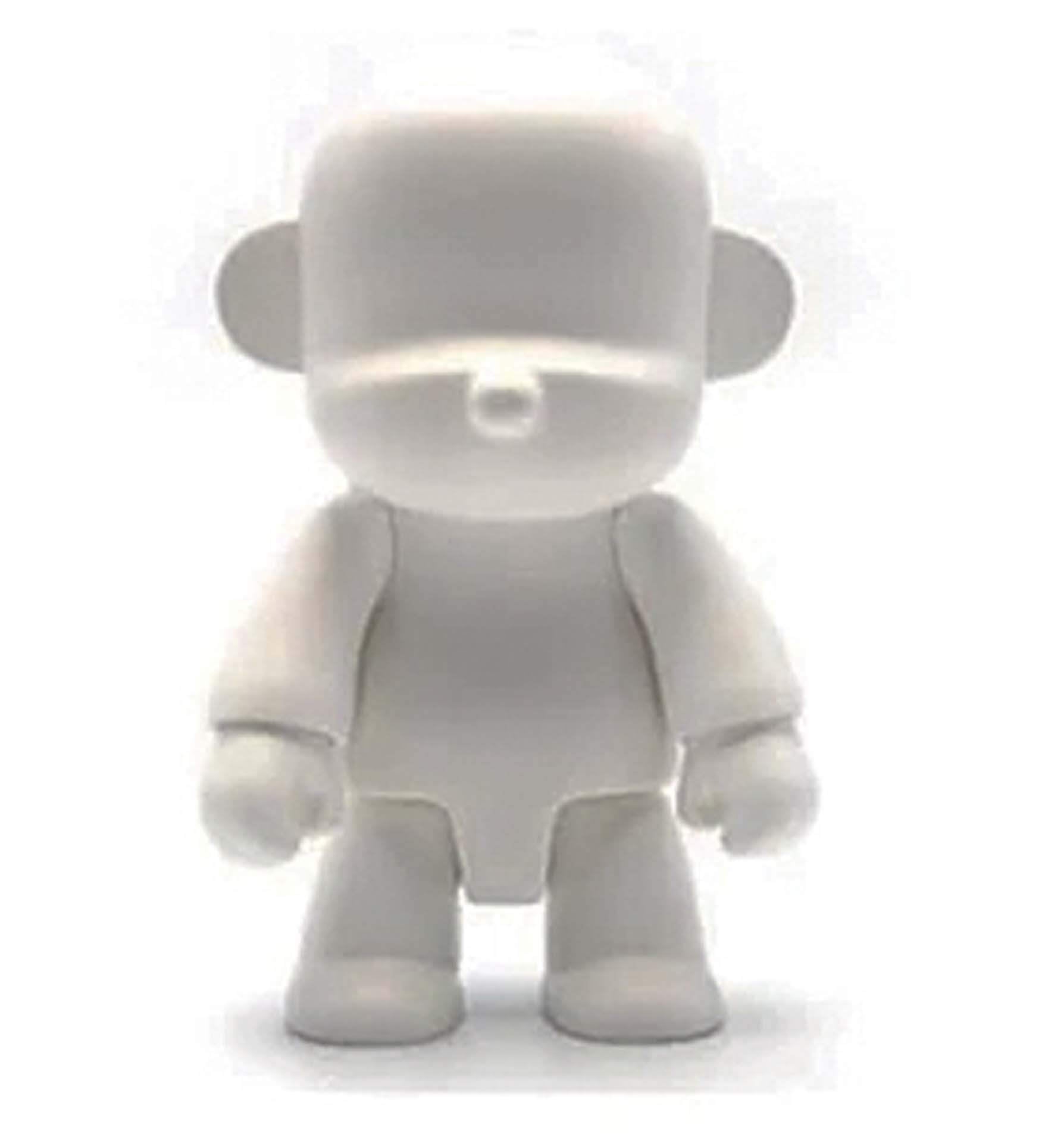 2001年，香港公司Toy2R推出了「Qee」系列。圖為Qee系列公仔，出自TOYS-DIY-QEE設計平台。（圖片由Multimoog上傳，© Urban Vinyl Wiki）