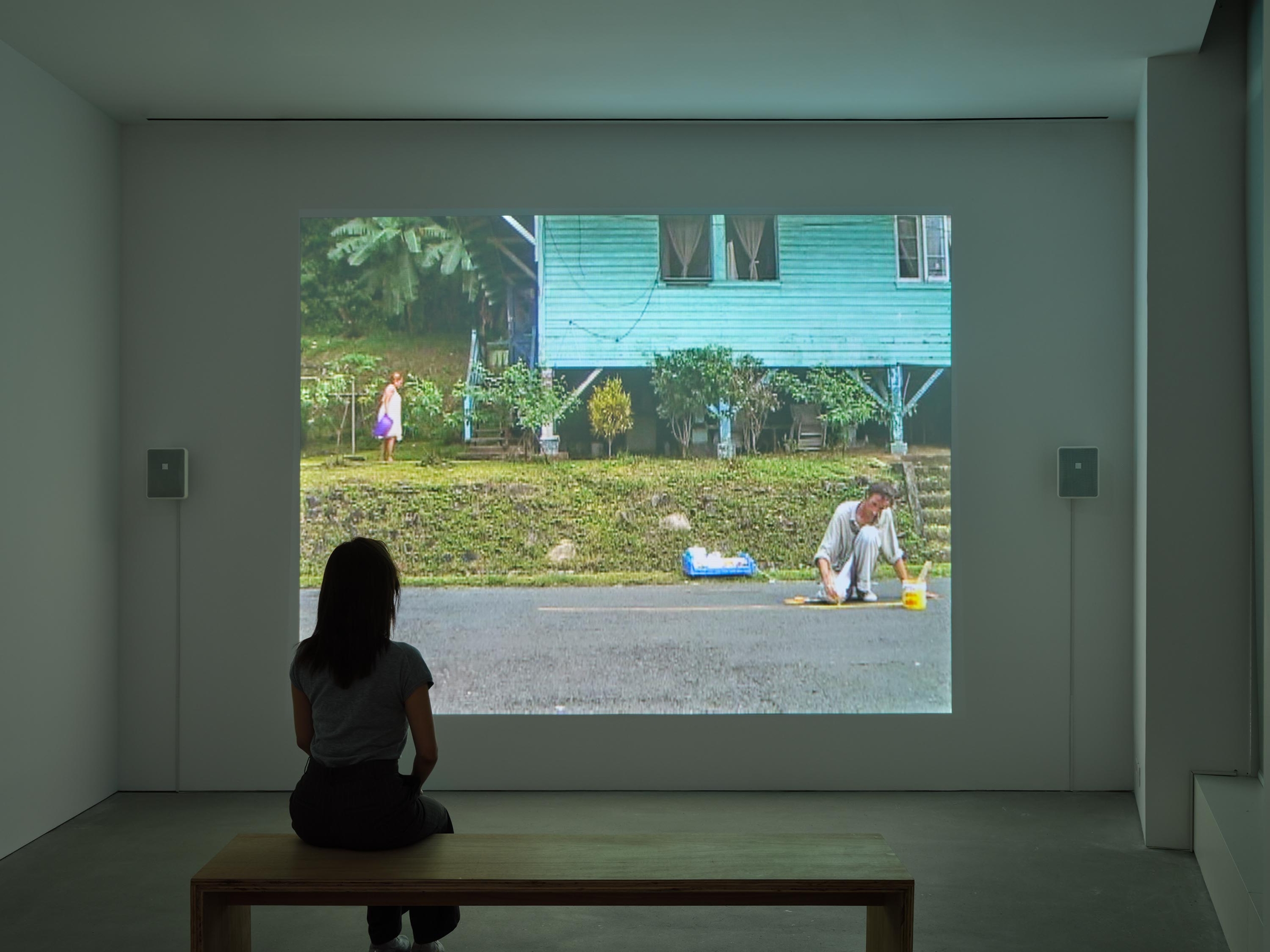 「界（線）」展覽現場圖，錄像作品為弗朗西斯・埃利斯，《粉刷/修補》，2008年。© 弗朗西斯・埃利斯 （圖片由卓納畫廊提供）