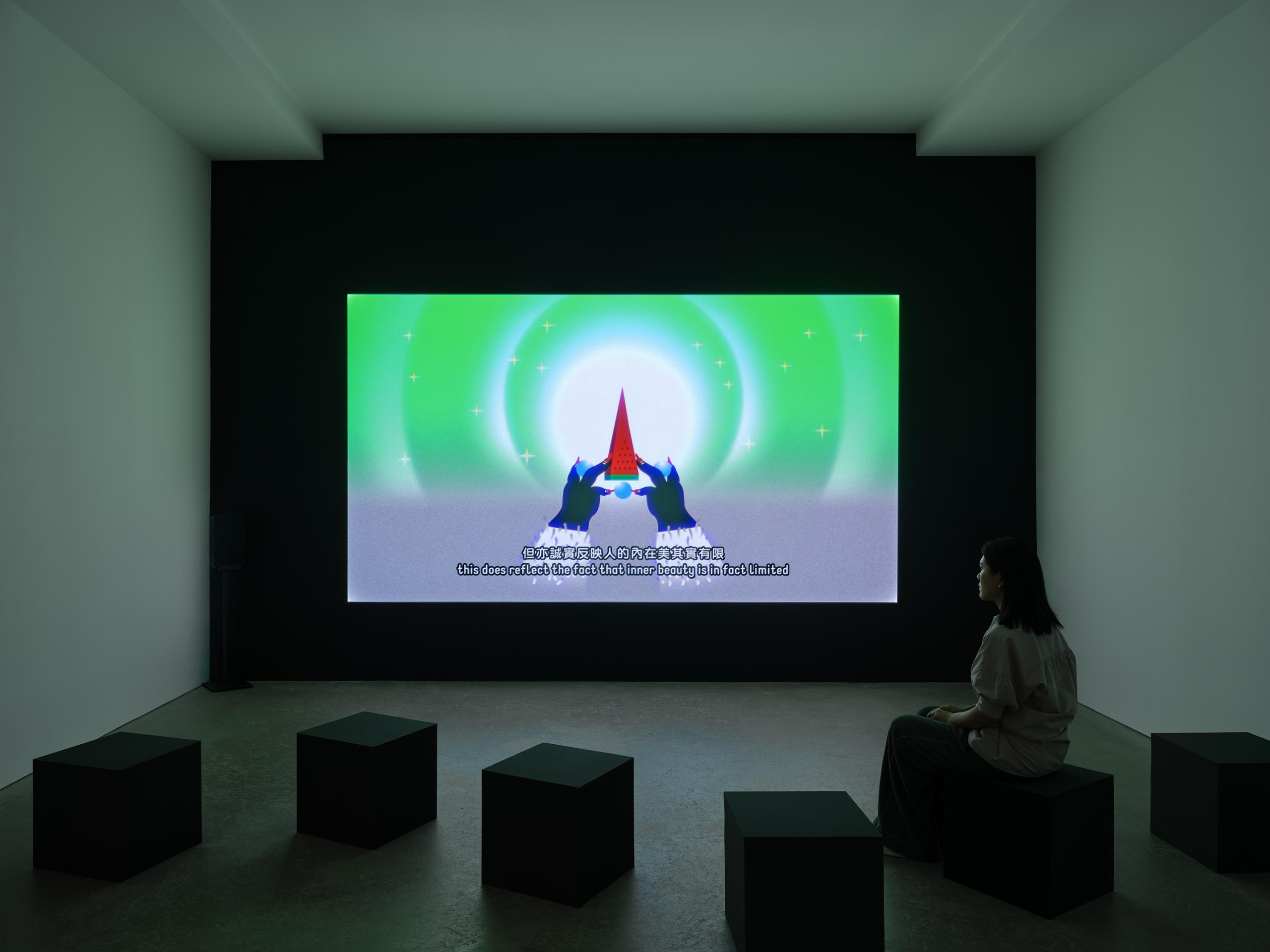 「界（線）」展覽現場圖，錄像作品為黃炳《唔好意思遲左覆》，2021年。（圖片由卓納畫廊提供）