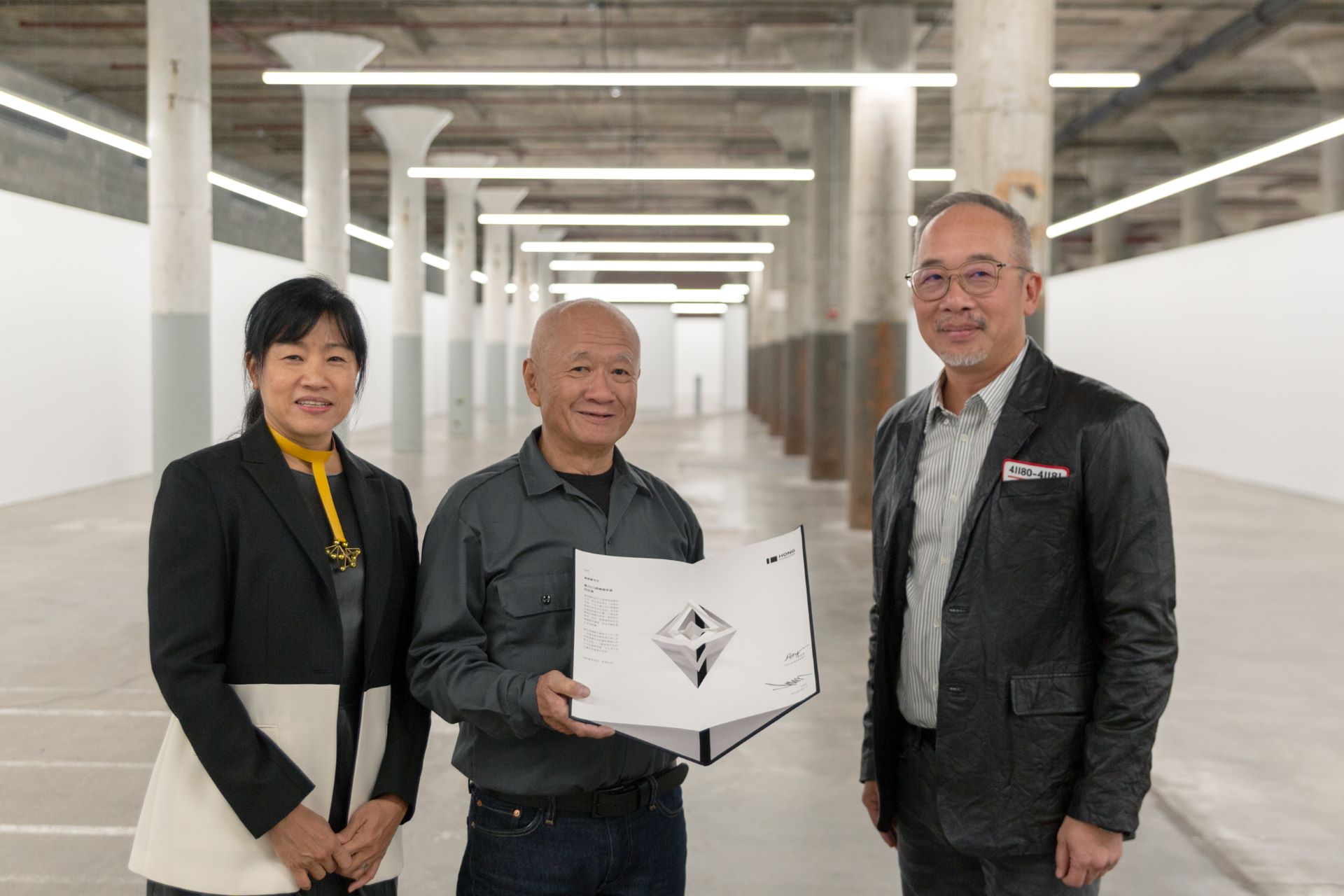 洪建全基金會特別遠赴紐約 Dia Beacon 美術館，頒發 2025年「銅鐘藝術賞・十週年特別賞」予藝術家謝德慶。左起：洪建全基金會執行長張淑征、藝術家謝德慶、洪建全基金會董事長洪裕鈞。（洪建全基金會提供，攝影／Mollie McKinl…