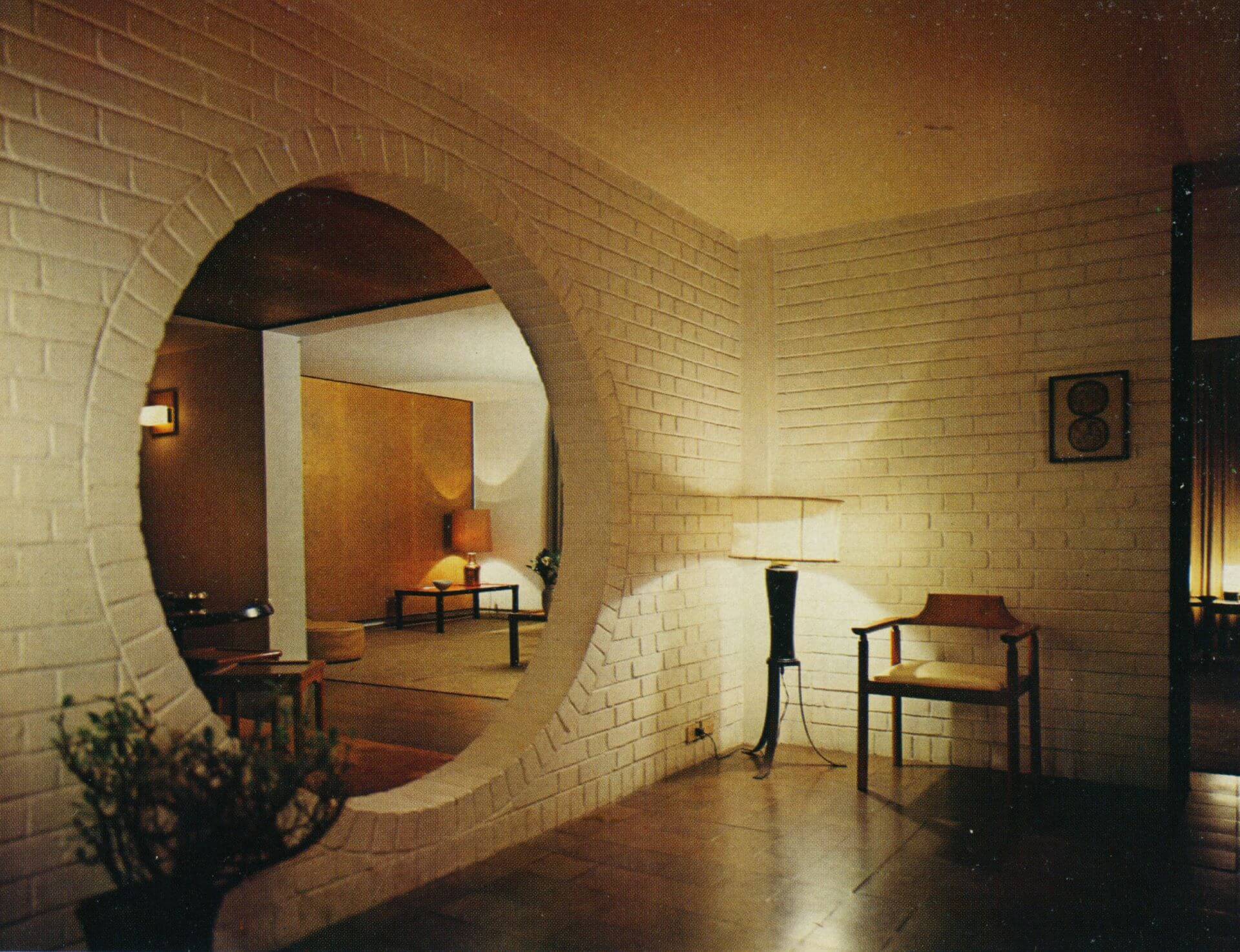虹廬，自起居室望向客廳，出自《建築師》，1977年12月，第12期，頁37。
