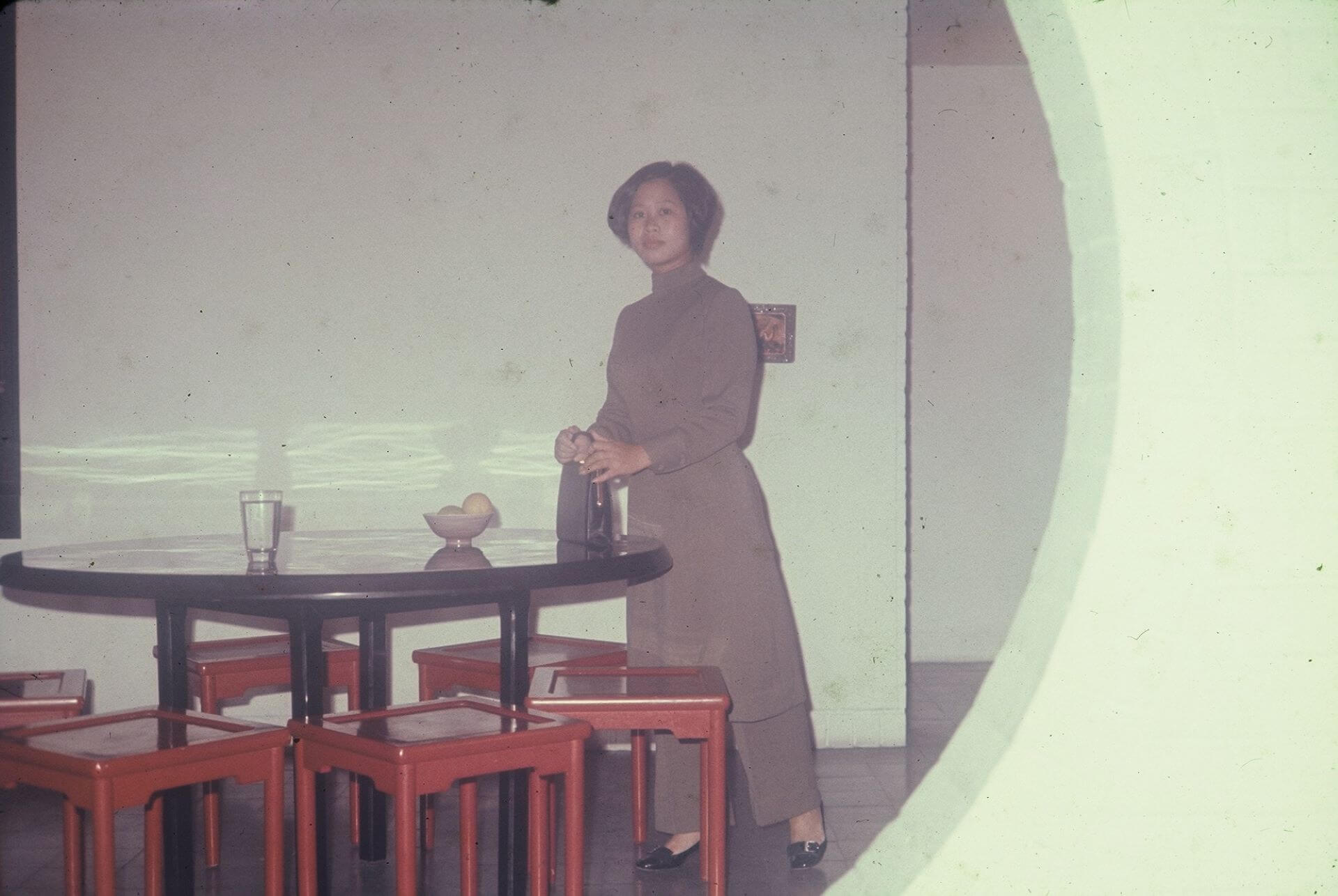 虹廬餐桌與王大閎夫人林美麗。（王守正提供）