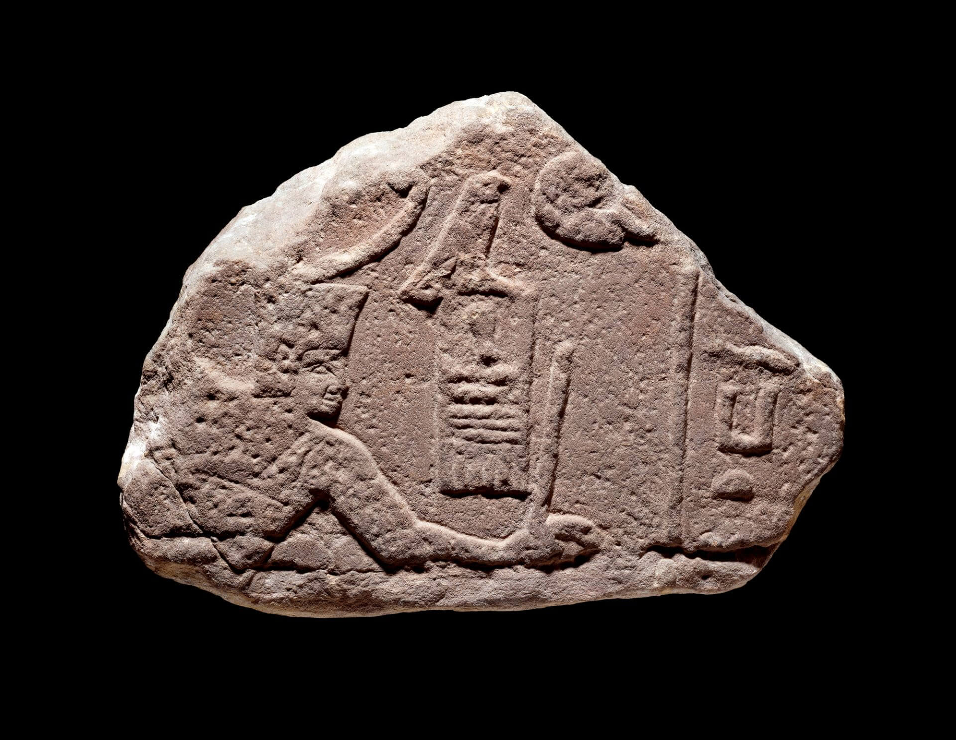 沙納赫特國王擊殺敵人的浮雕，約西元前2686–2613年。（EA691）(© The Trustees of the British Museum)