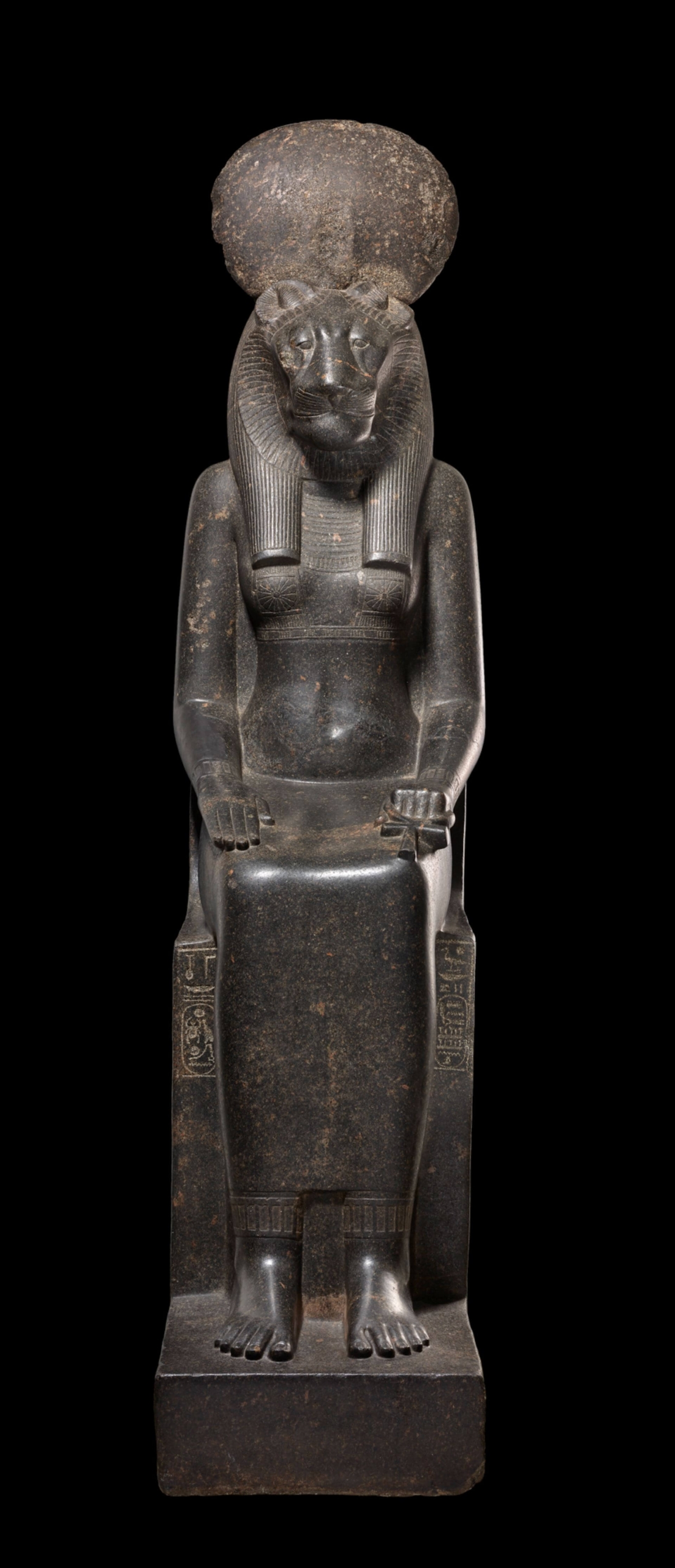 塞赫麥特女神坐像，約西元前1390–1352年。（EA63）(© The Trustees of the British Museum)