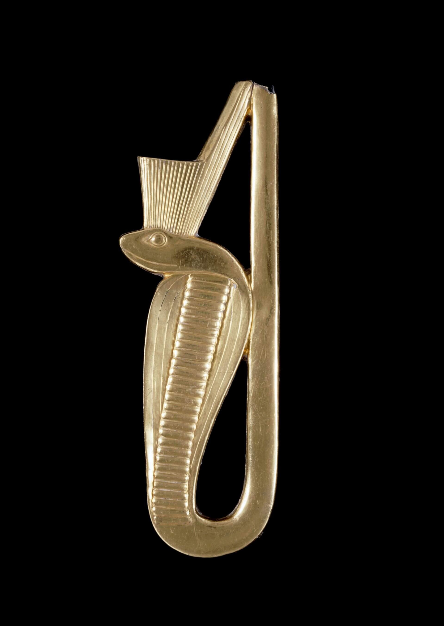 紅冠聖蛇飾，約西元前664–332年。（EA16518）(© The Trustees of the British Museum)