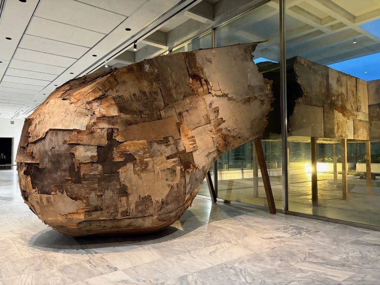 跟著策展人看台北雙年展「地平線上的低吟」：在地故事成為關照世界的透鏡