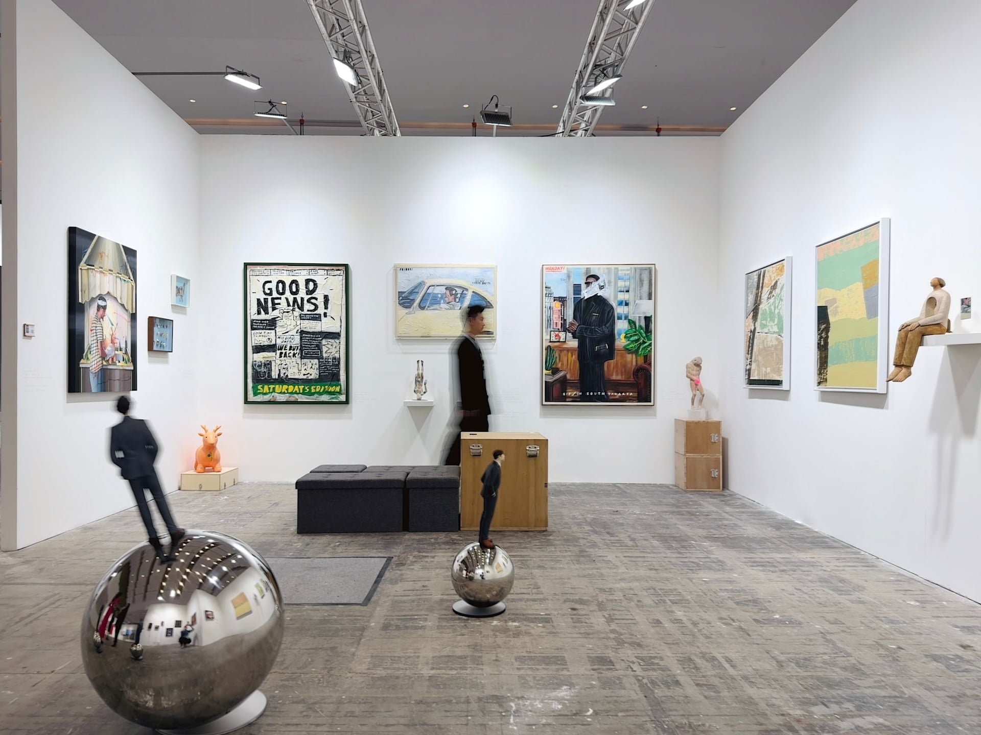 伊日藝術計劃今年於雅加達藝術博覽會展出，延續二月馬德里的策展脈絡，將焦點從「臺灣繪畫的轉型」轉向「臺灣雕塑的新生代力量」。圖為伊日藝術計劃展出一景。（伊日藝術計劃提供）