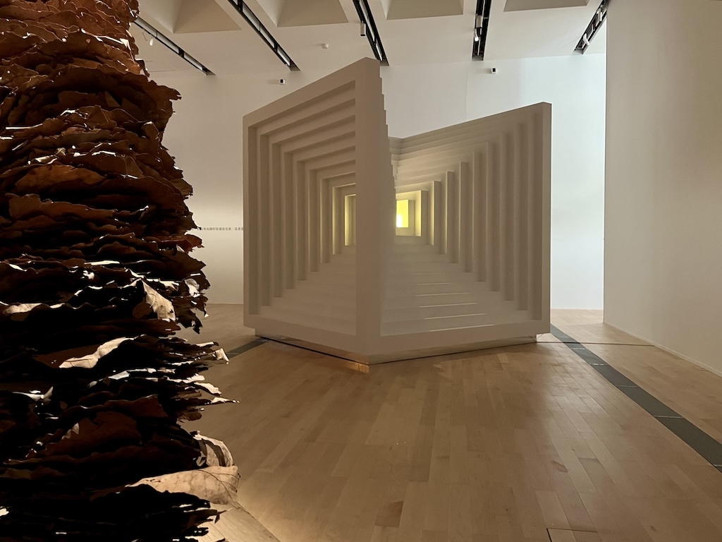 陳家毅建築師事務所,《未竟之距》,木、白漆、LED,360 x 360 x 360cm,2025。(本刊資料室)