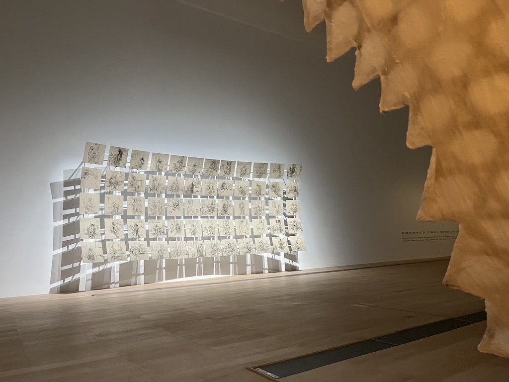 新北市立美術館「建築的恐懼與療癒」展場一隅。(本刊資料室)