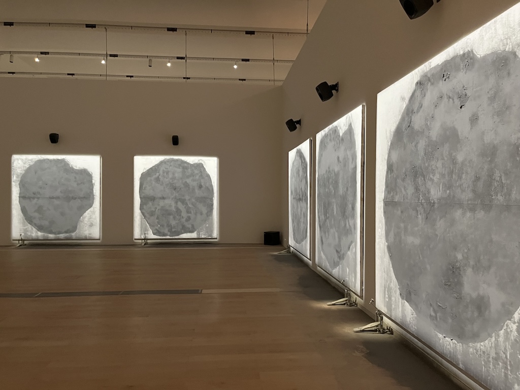 顧世勇,《回音》,聲音空間裝置(石粉。踩踏鼓棒、數位互動聲音裝置、8.2聲道環繞音場系統、畫板),尺寸依場地而定,2024。(本刊資料室)