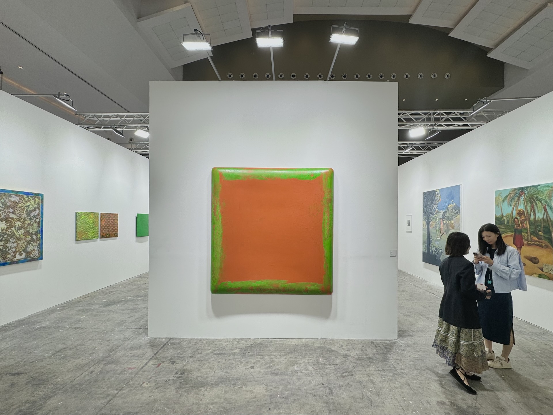 耿畫廊與TKG+於2025年雅加達藝術博覽會聯合展出，延續雙方在亞洲當代藝術的深耕脈絡。圖為耿畫廊與TKG+於雅加達藝博會聯合展位展出一景。（本刊資料室）