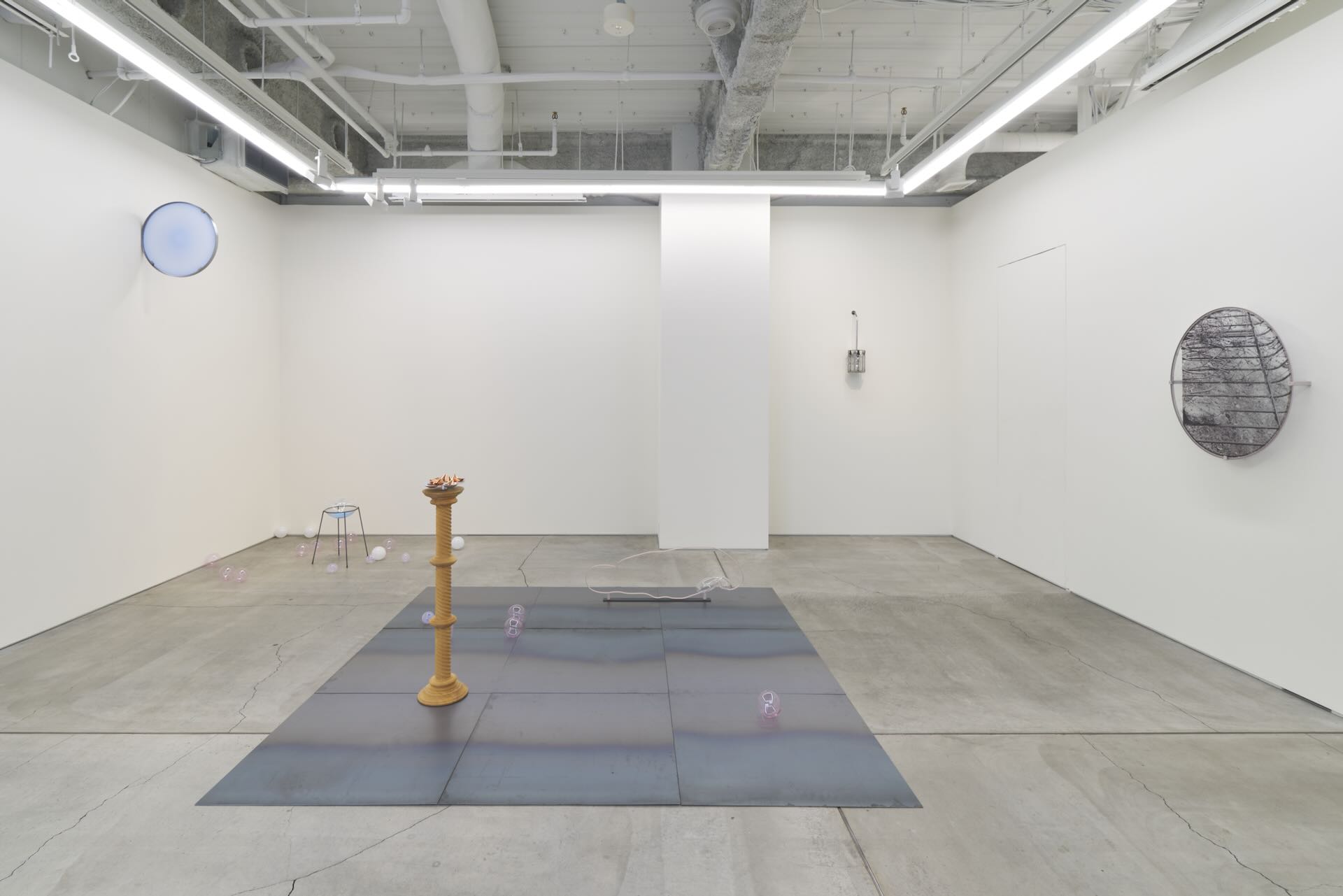 黃麗音「當相遇發生時」貝浩登（東京）一樓展覽現場。圖／貝浩登提供。攝影：Osamu Sakamoto。Courtesy of the artist and Perrotin. Photo by Osamu Sakamoto.