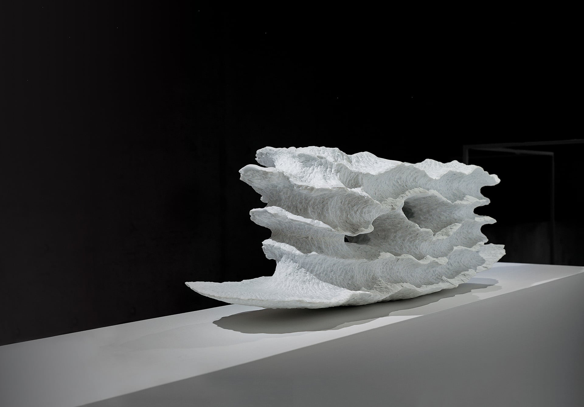 水上嘉久，浮橋図，2024，大理石，27×90×25 cm。（赤粒藝術提供）