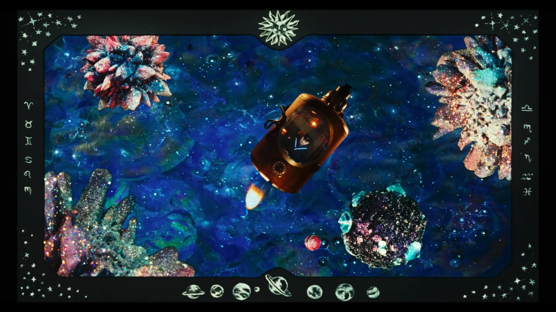 《拉拉金星 × 拳拳歌劇》以科幻歌劇形式打造荒誕卻充滿能量的未來烏托邦。片中女同志主角在金星暗房中尋找宇宙最強震動器，對抗象徵陽具權力的「邪惡高塔」。圖為拉斯・朗斯特倫（Lasse Långström）執導《拉拉金星Ｘ拳拳歌劇》劇照。（台灣…