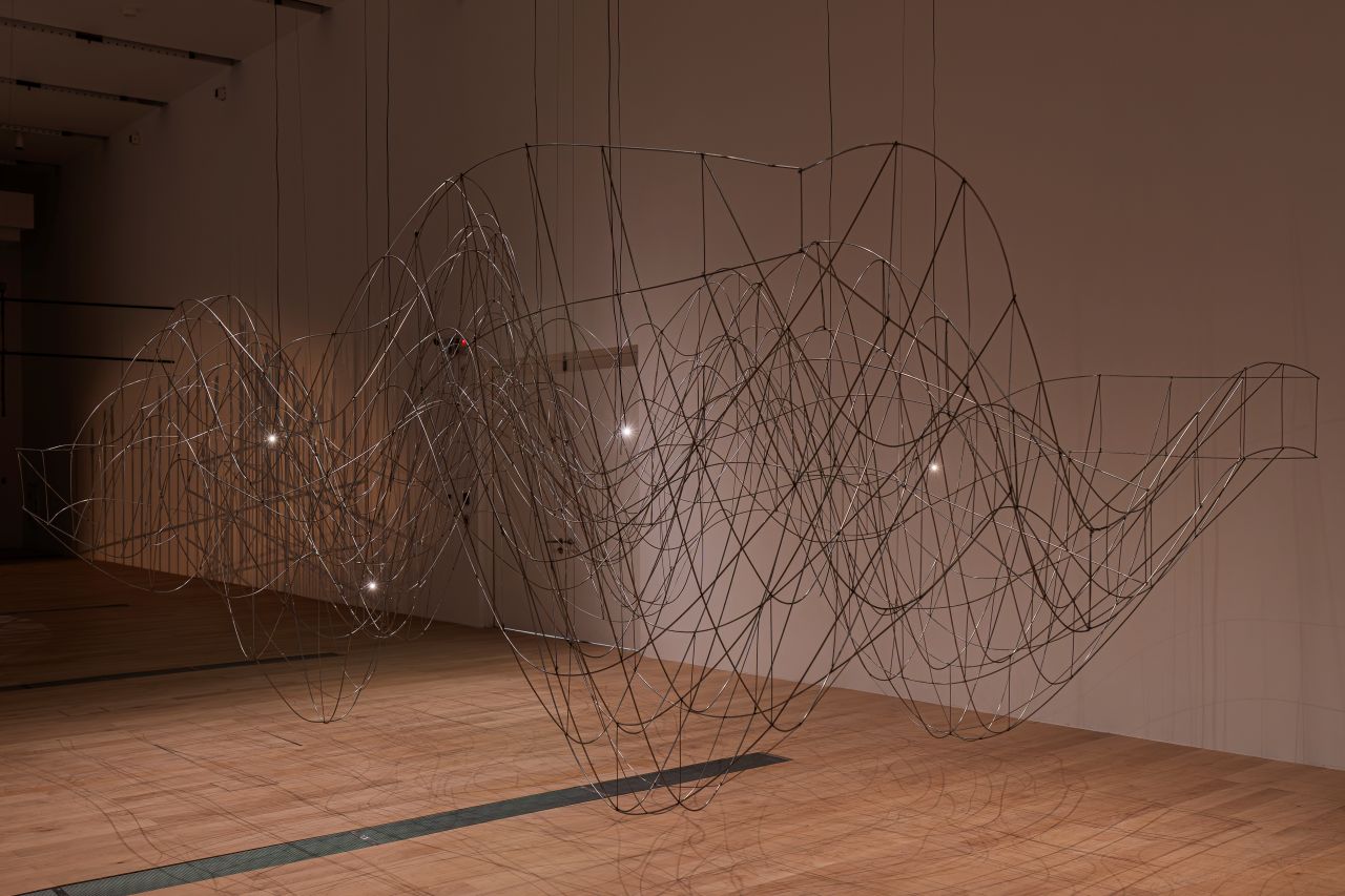楓川秀雅，《構築空氣》，不鏽鋼，450 x 300 x 240 cm，2025。（攝影／狐色影像製作，新北市美術館提供）