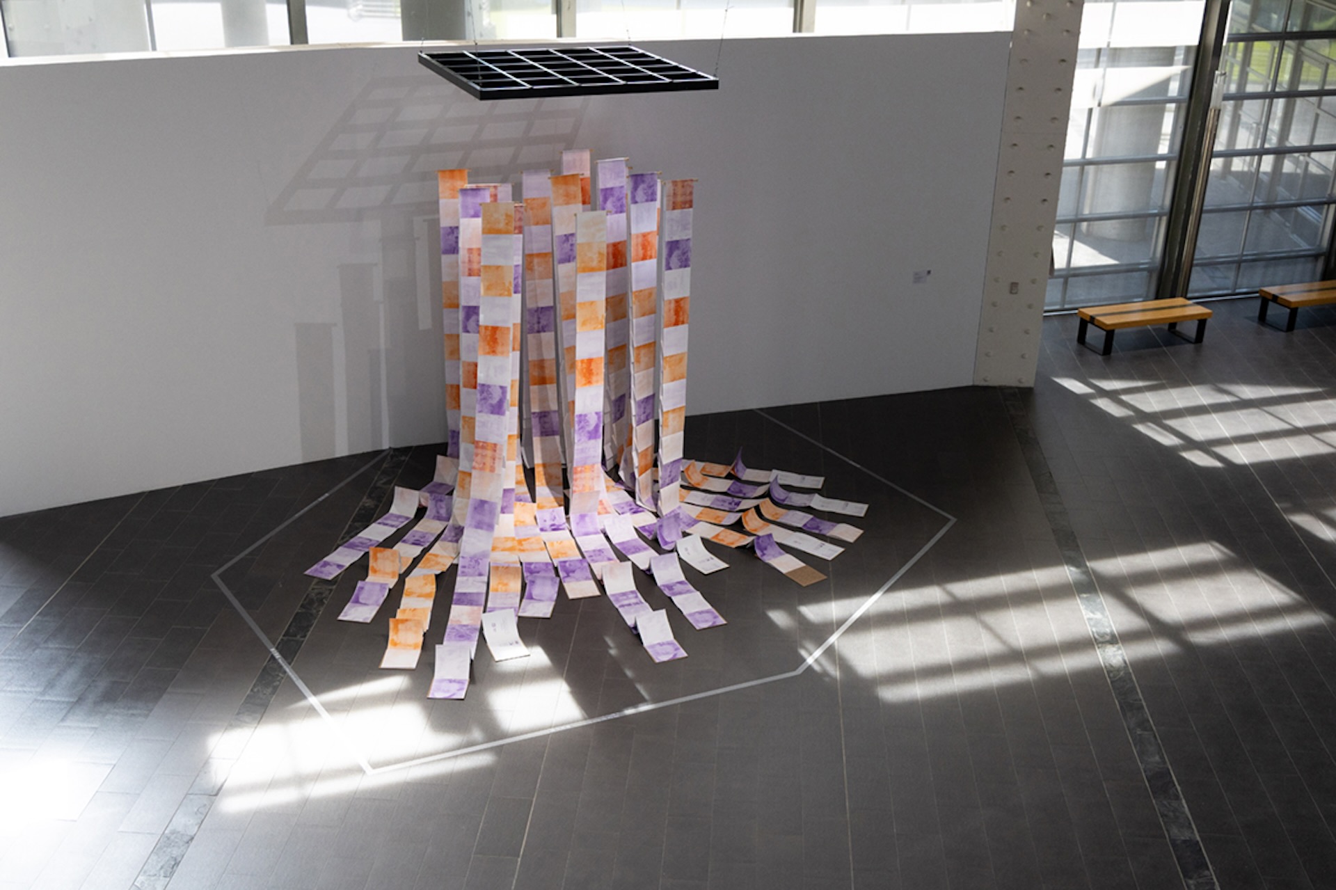 陳雯俐｜在海的另一邊 11×11×0.5英吋、書展開全長40英呎、48頁、雙彩、大豆墨彩、版印厚書封、手縫頁 2023 藝術家提供（泰墨創藝影像有限公司攝影，圖片由國立臺灣美術館提供）