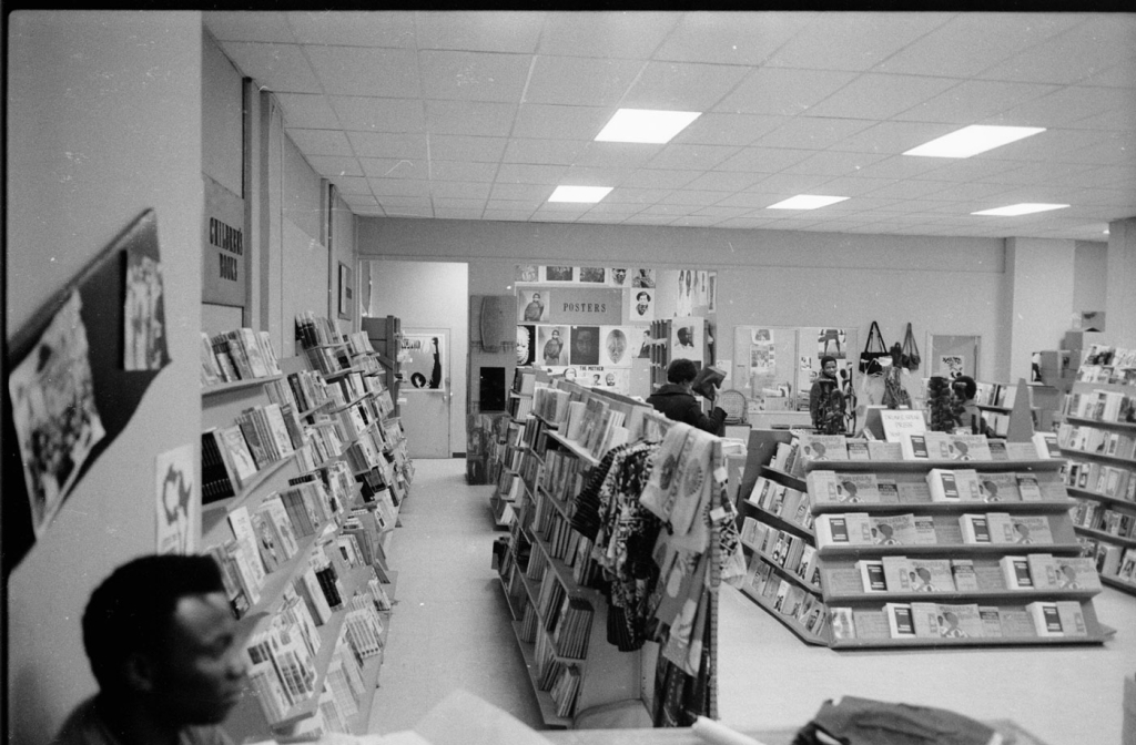 書店內部圖片來源：https://sncclegacyproject.org/drum-spear-bookstore-and-press/
