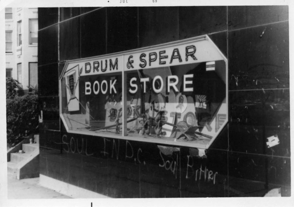 書店門口及招牌圖片來源：https://sncclegacyproject.org/drum-spear-bookstore-and-press/