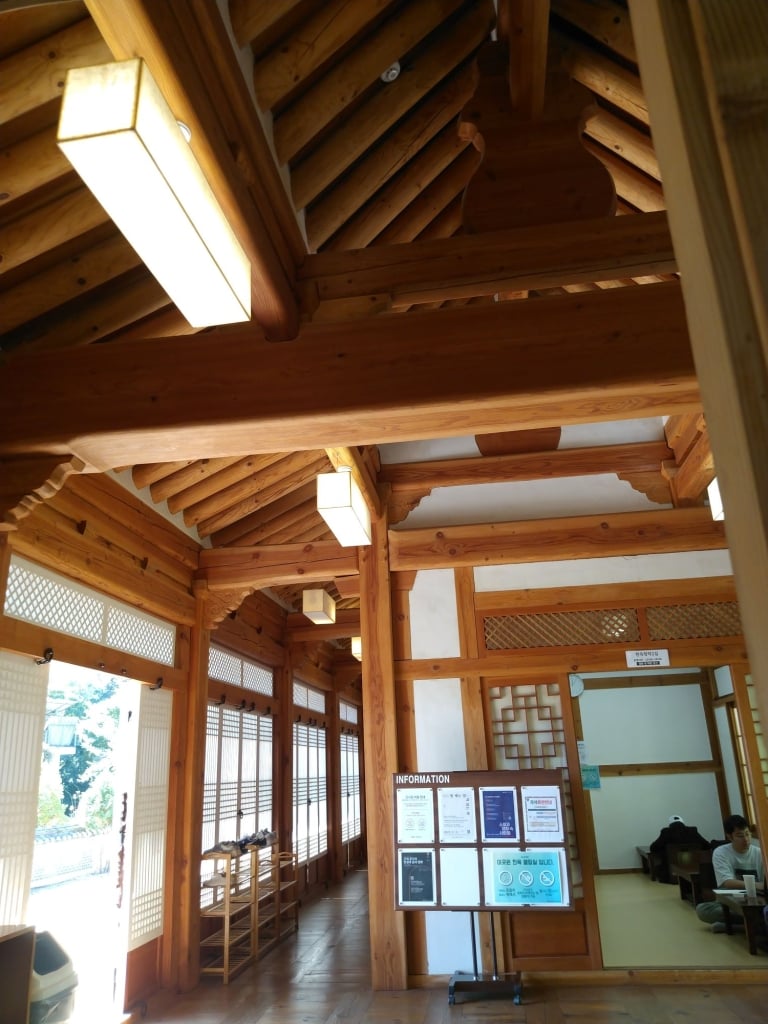 清雲文學圖書館的韓屋建築內部