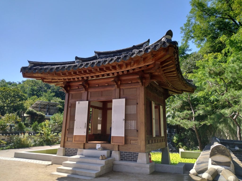 圖書館旁小亭子是熱門拍照景點