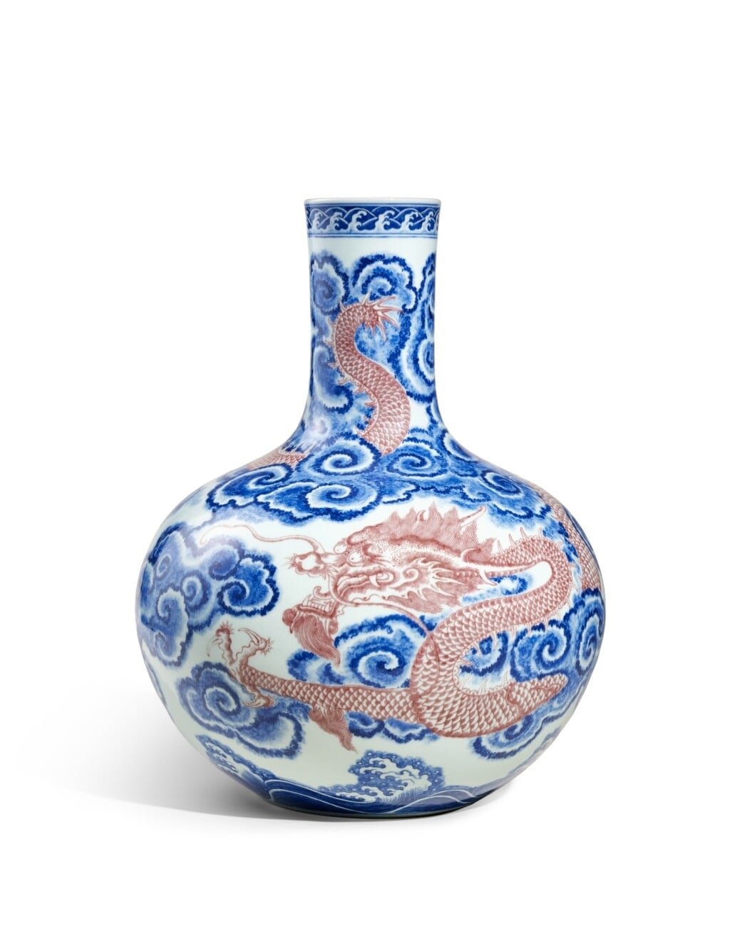 清乾隆《青花釉裏紅雲龍紋天球瓶》，「大清乾隆年製」款，高47.8公分，估價2500萬至3500萬港元，成交價2965萬5000港元。香港蘇富比提供。