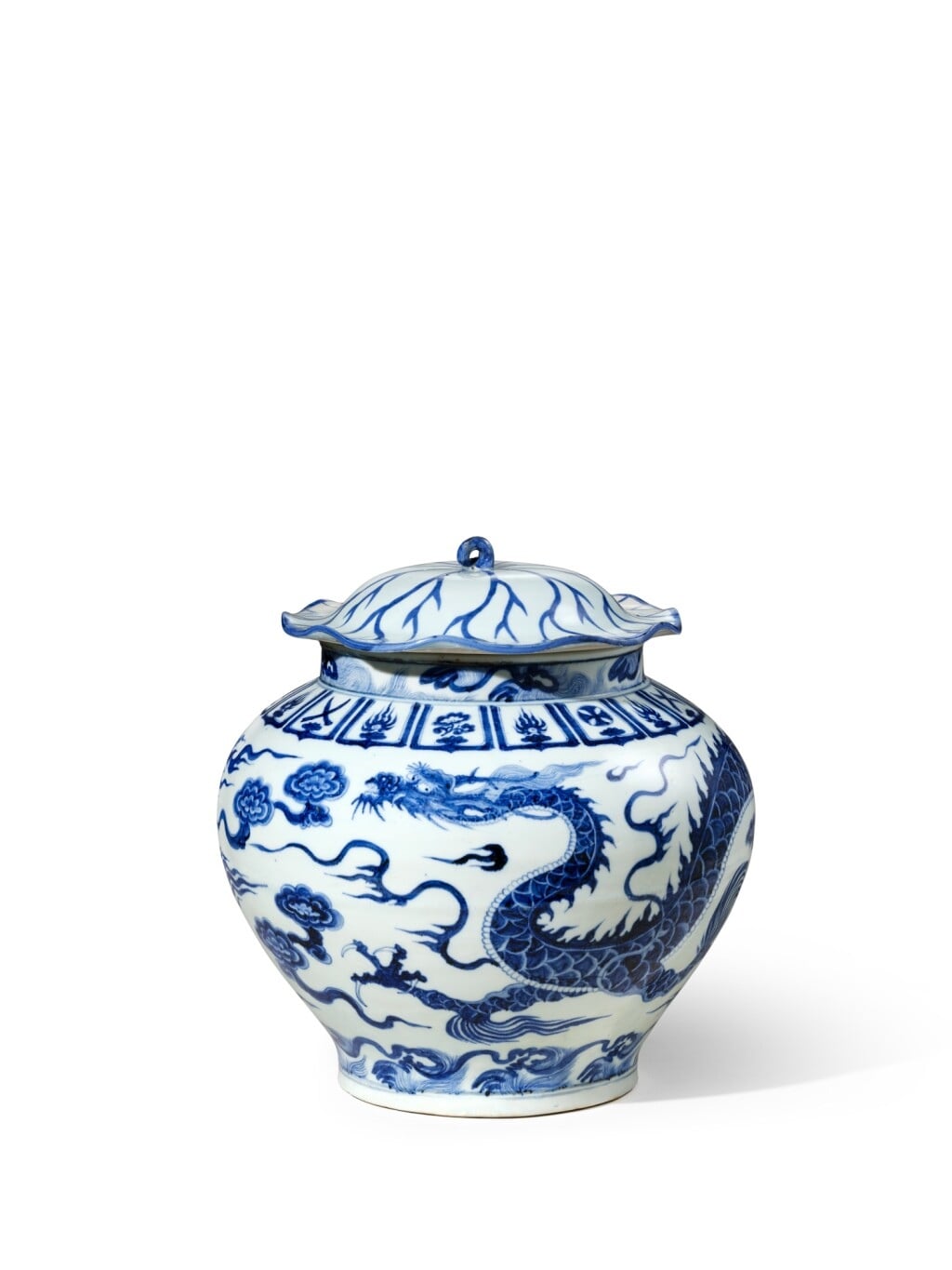 元《青花雲龍紋蓋罐》，高36公分，估價800萬至1600萬港元，成交價2843萬5000港元。香港蘇富比提供。