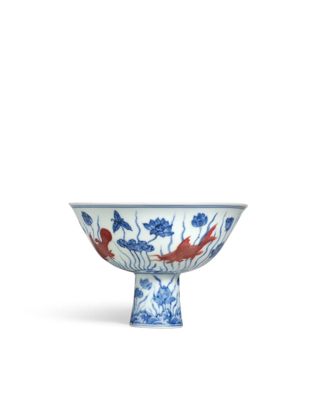 明成化《青花釉裏紅魚藻紋高足盌》，徑16.8公分，估價800萬至1600萬港元，成交價1989萬5000港元。香港蘇富比提供。