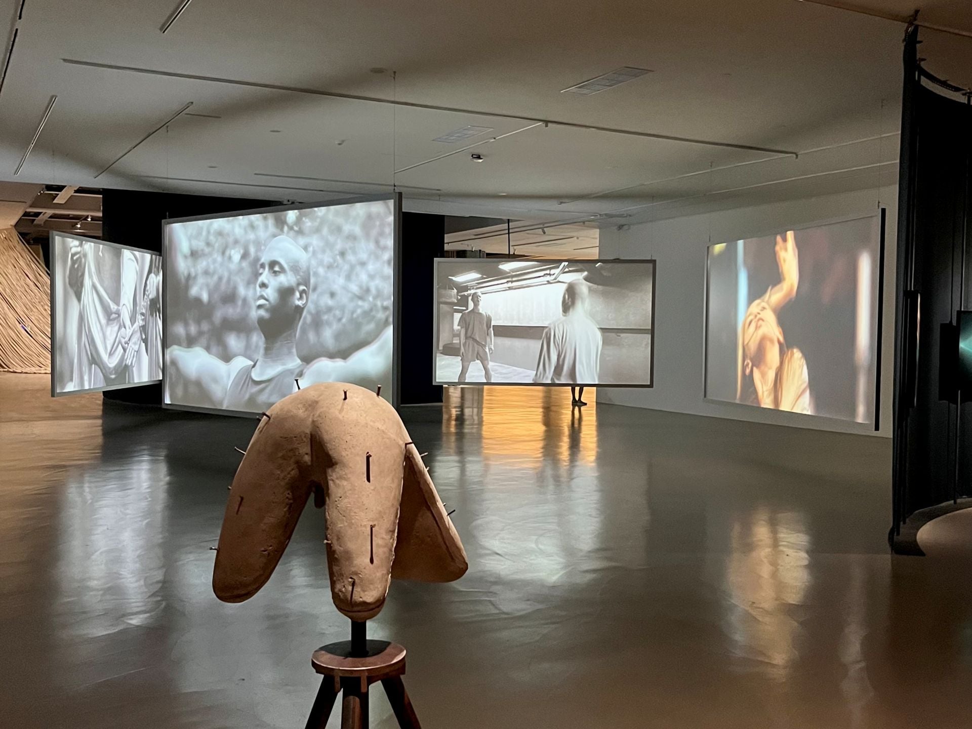 2025台北雙年展「地平線上的低吟」展場一隅。（本刊資料室）