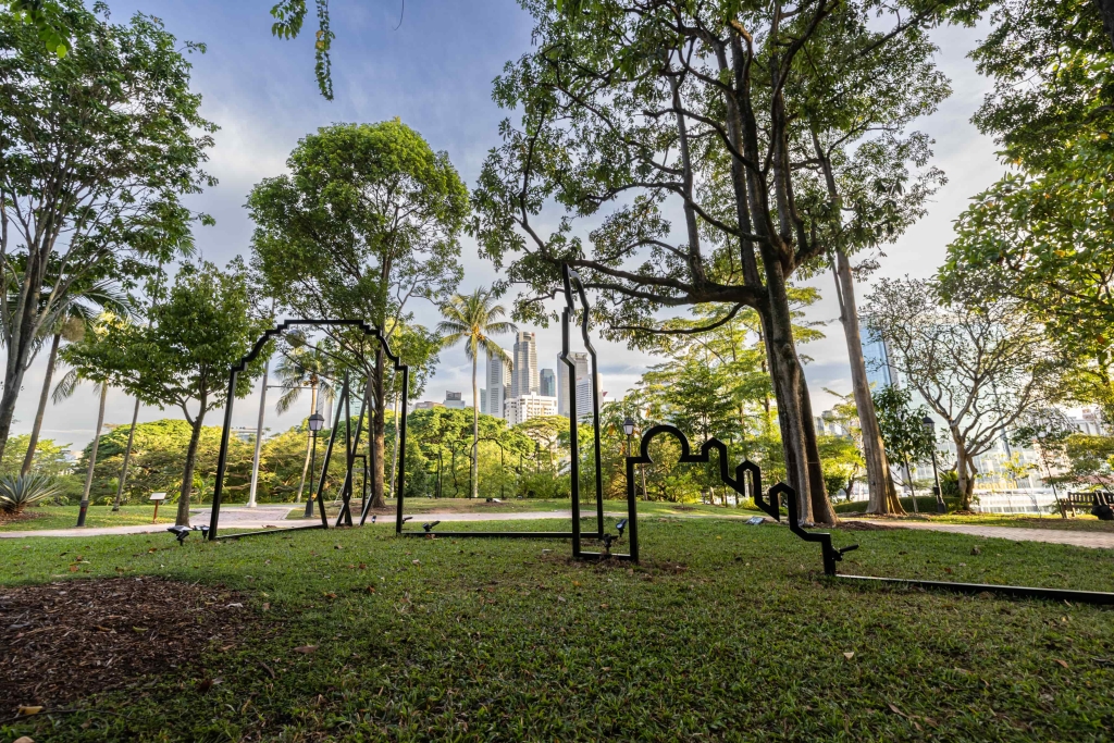 Ayesha Singh受2025新加坡雙年展委託創作作品《Continuous Coexistences (Singapore)》（2025）。 （新加坡美術館Singapore Art Museum提供）