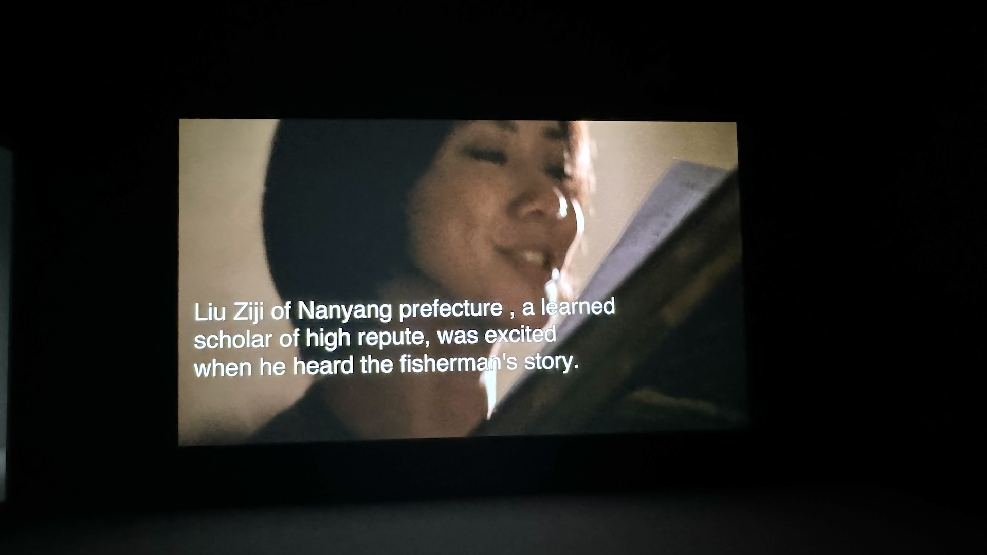 圖為鄧兆旻《理想的排練》於「黑水」展出現場。作品記錄藝術家與即興鋼琴家李世揚、劇場演員鄭尹真於2013年以即興方式排練《桃花源記》，透過不設結構的聲音、語言與動作協商，探索理想國寓言在「空洞」中生成的多重可能。（本刊資料室）
