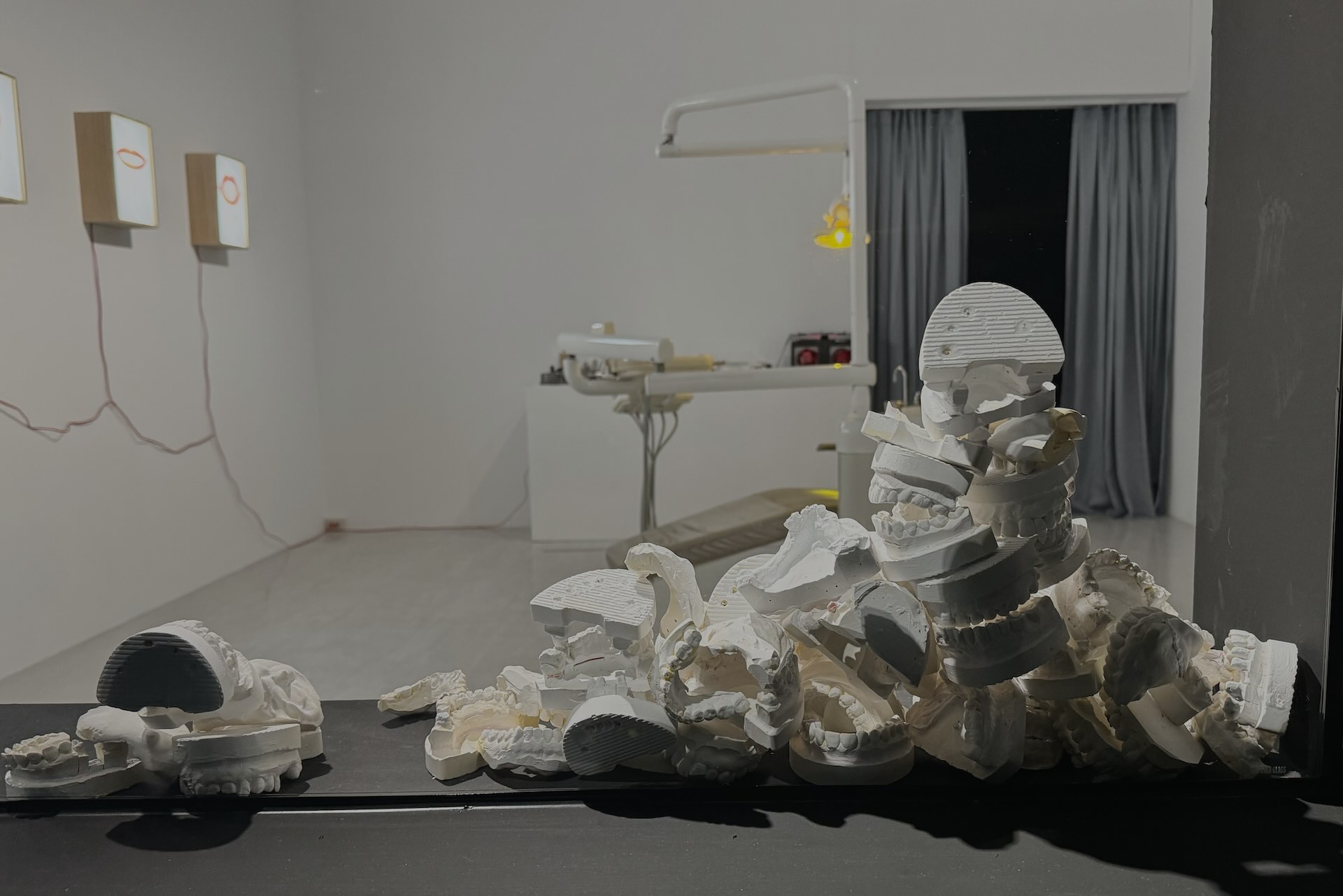 圖為林安狗《牙齒、血液與鄉愁》於「黑水」展出現場。策展概念以「抵達」「定居」「臨來」三階段構築展覽光譜，從外來政權的到來、定居者殖民主義的形成，到當代藝術家對歷史幽影與身分動態的回應，呈現臺灣從創傷走向主體性的渴望。（本刊資料室）