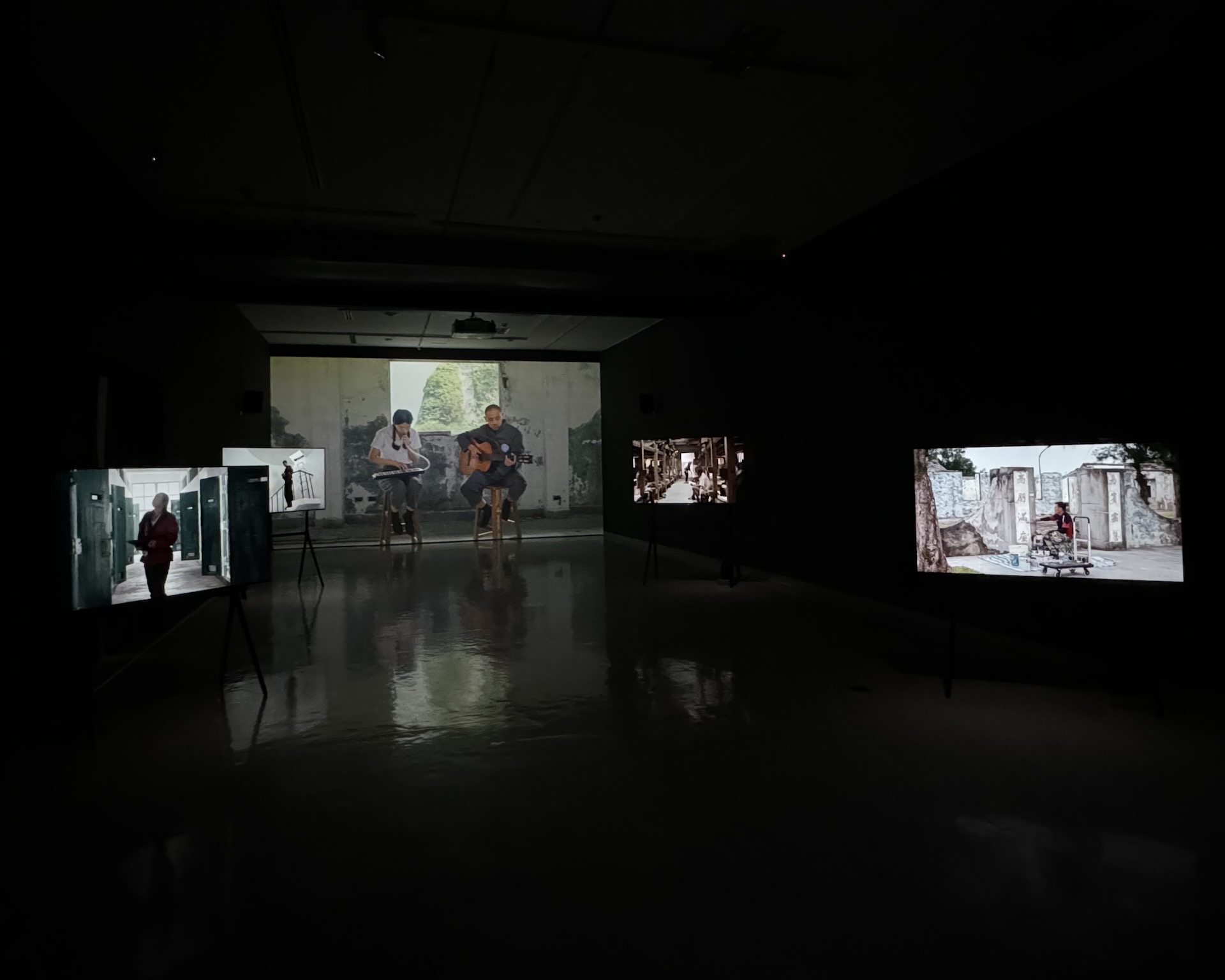 圖為林羿綺《迴聲者群像》於「黑水」展出現場。作品邀請綠島居民以中、台、日、英等語演唱，回應白色恐怖受難者以歌謠送別獄友的歷史記錄，讓人權園區的現實此岸與記憶彼岸交疊，向被囚禁的靈魂致意。（本刊資料室）