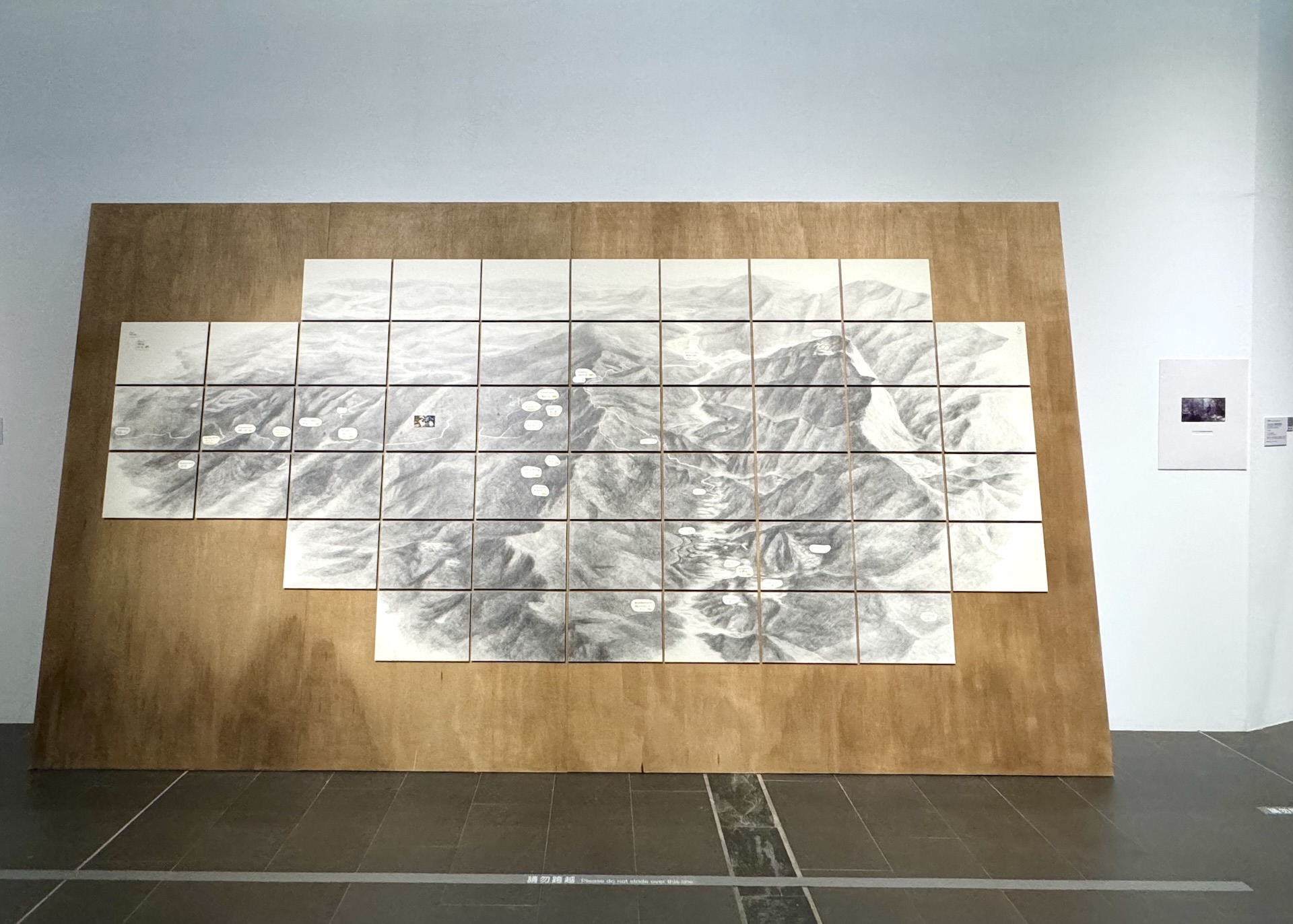圖為豆宜臻《lohizaw 越山：遷移路徑地圖繪》展出現場。作品以家族遷徙為線索，透過地圖、口述與影像追溯賽夏族跨越山脊的歷史，讓曾被噤聲的記憶與族群遺緒重新浮現。（本刊資料室）