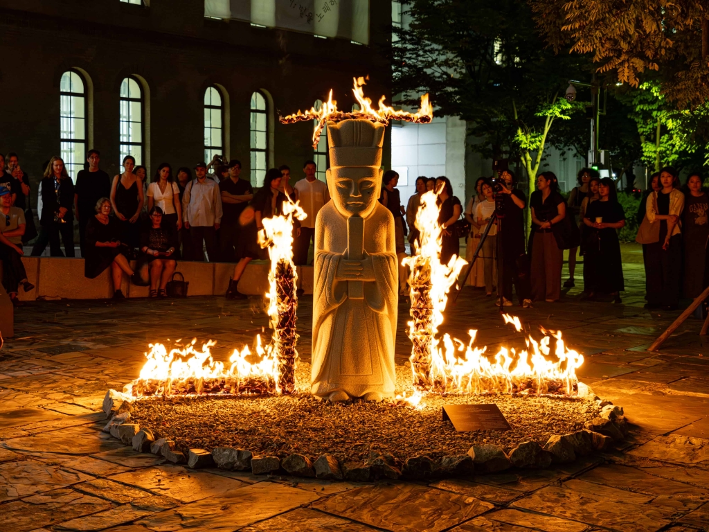 李升澤 Seung-Taek Lee《焚燒行為的再演》（Reenactment of the Burning Performance, 1989/2025），行為表演與剩餘的「非雕塑」。表演30分鐘，「非雕塑」尺寸依場地而定。再製研究與裝置…