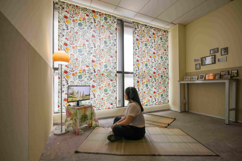 Eisa Jocson受2025新加坡雙年展委託創作作品《The Filipino Superwoman X H.O.M.E Karaoke Living Room》（2025）。（新加坡美術館Singapore Art Museum提供）