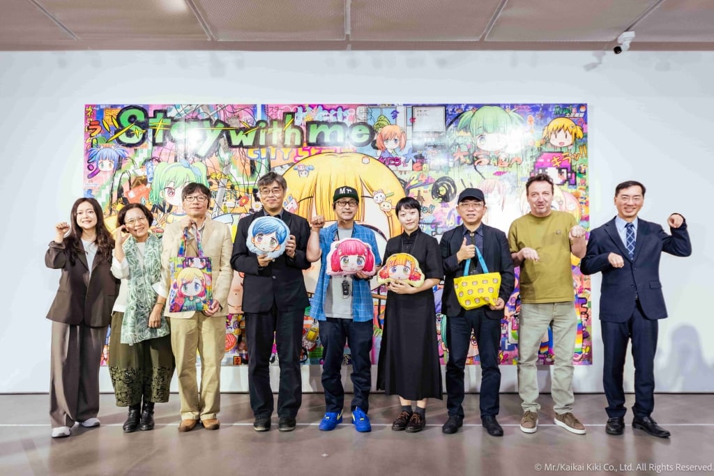 「Mr.の奇想愛情」開幕現場。（左起）iPASS一卡通副總經理許茹嘉、文化局副局長簡美玲、策展人工藤健志、高雄市副市長李懷仁、藝術家Mr.、Kaikai Kiki Co., Ltd Eimi Mori、高雄市立美術館館長顏名宏、貝浩登創辦人…