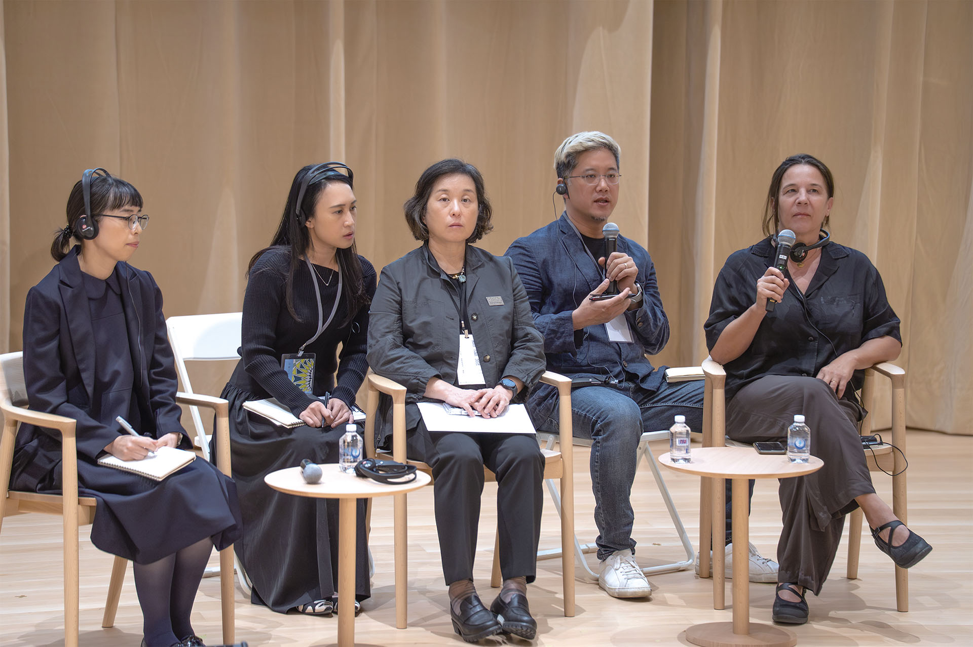 論壇首日上午場次綜合對談現場，由左至右分別為：太田市美術館圖書館首席策展人山田晃子、韓國現代兒童圖書與藝術博物館館長盧廷玟、BPI文化發展與電影部總監艾曼紐．帕耶－沃茲。（臺中市立美術館提供）