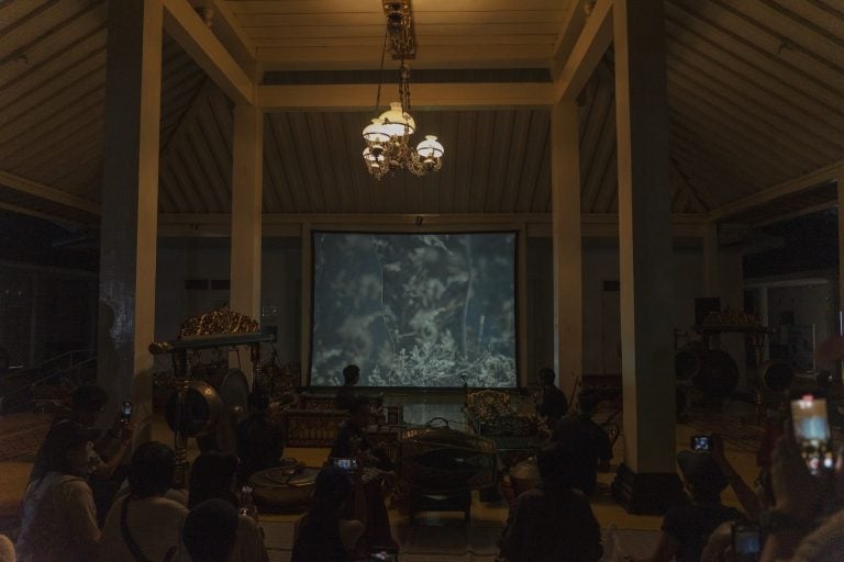 在日惹重探身體與萬物的連結 第18屆日惹雙年展「KAWRUH: Tanah Lelaku」的具身經驗