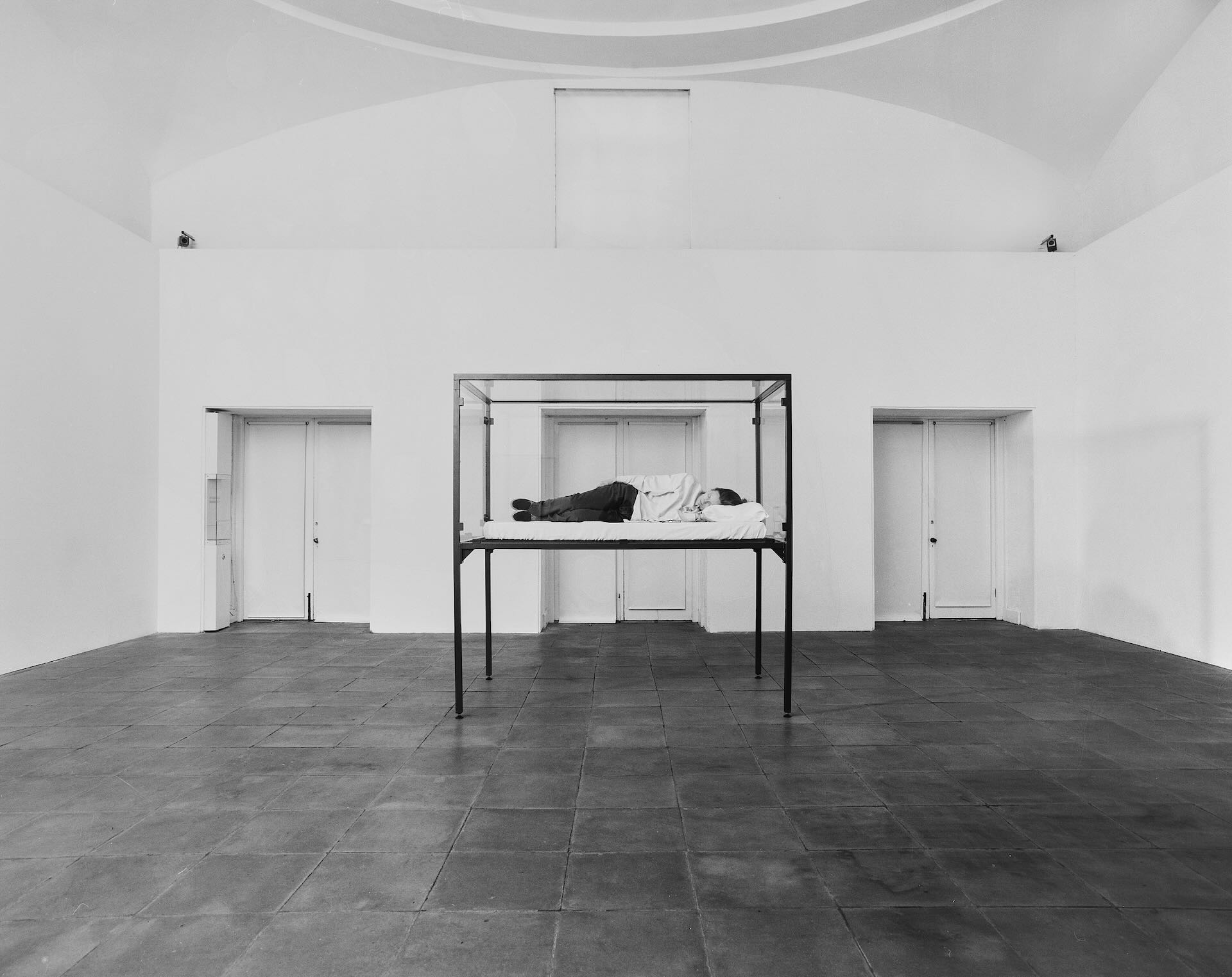 1995年，史雲頓於倫敦蛇型藝廊呈現《也許》，Hugo Glending拍攝，Eye電影博物館提供。