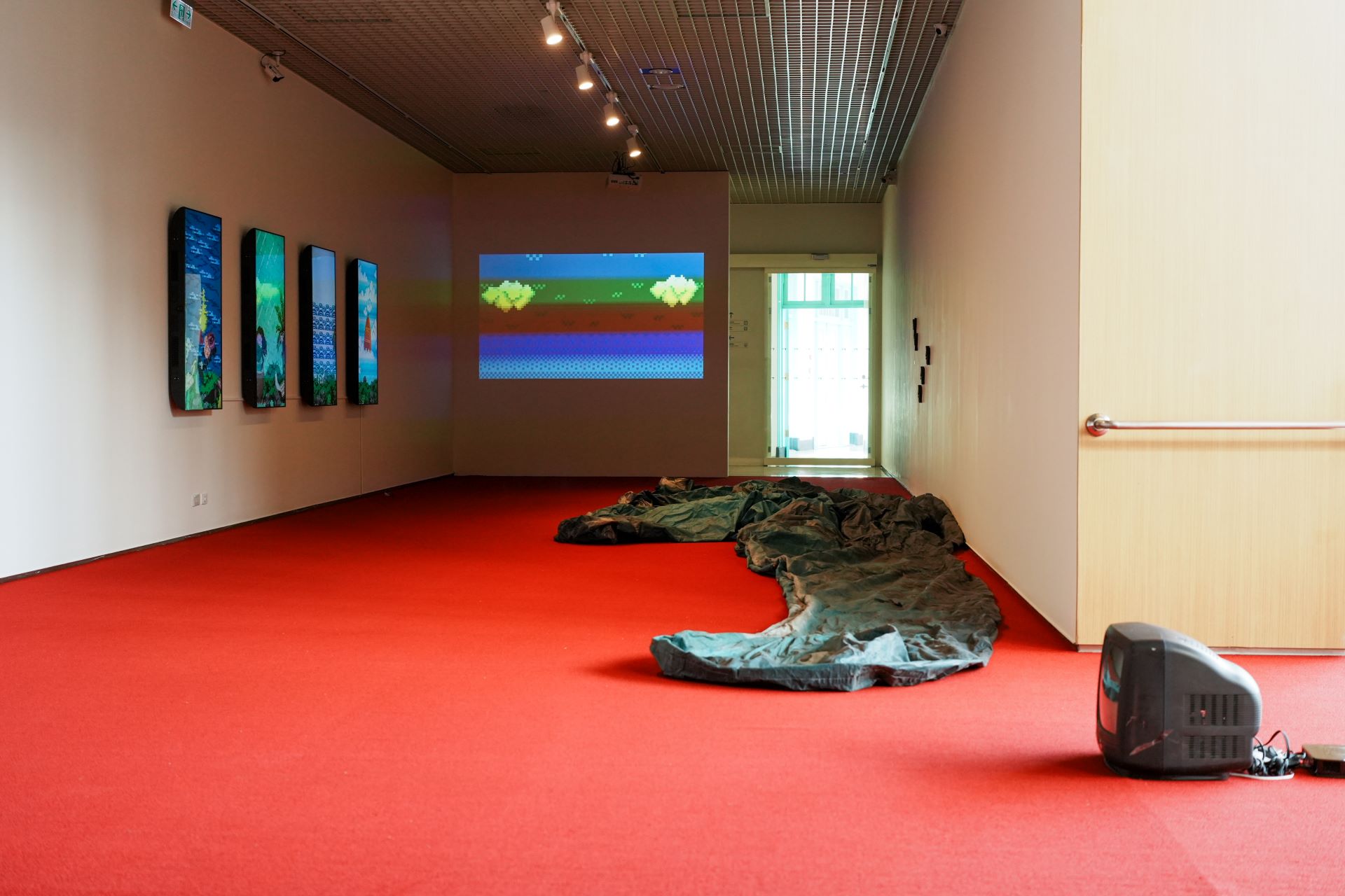 三樓展區，陳漢聲以像素動畫重組嘉義記憶。（嘉義市立美術館提供）