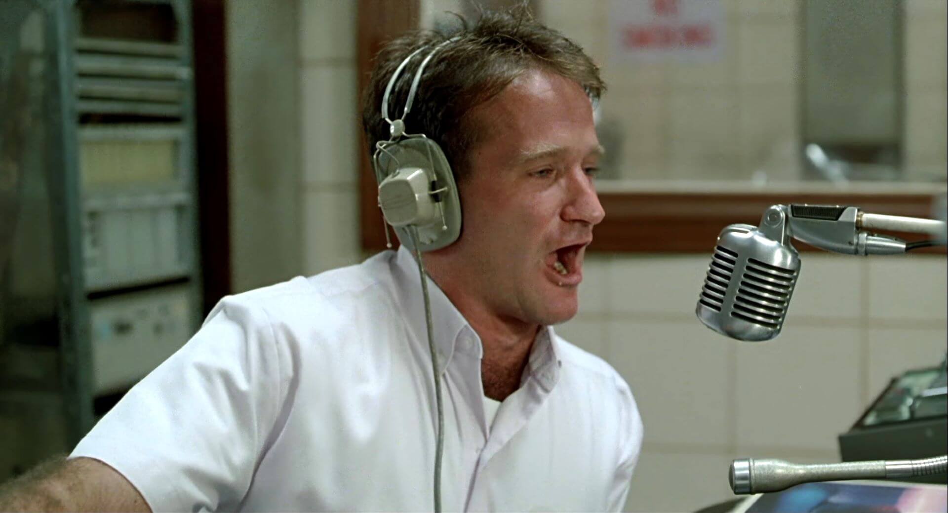羅賓．威廉斯於《早安越南》（Good Morning, Vietnam）中的劇照。（Wikipedia）